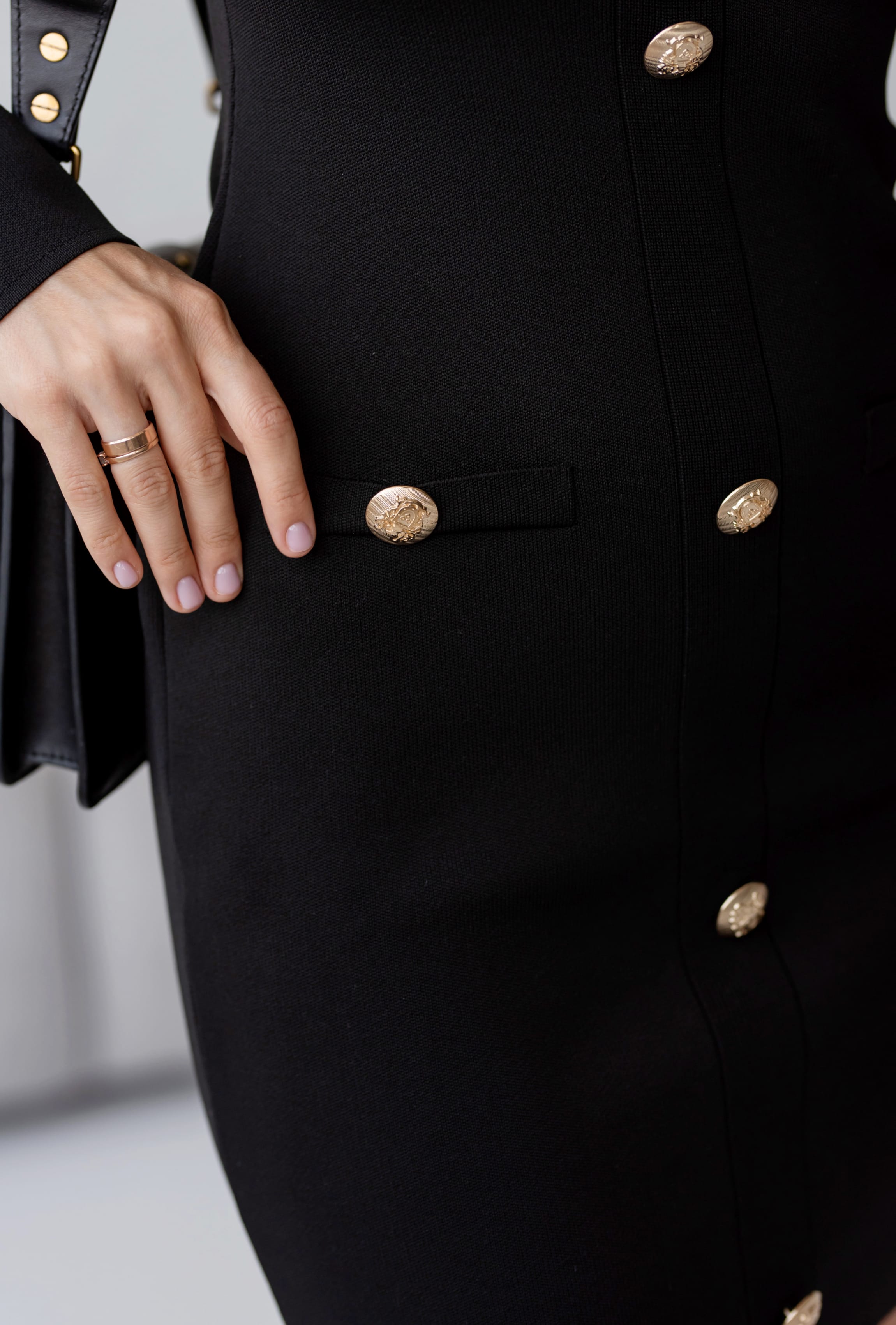 Чорна сукня з золотими гудзиками —  413939. Maritel. Зображення 4