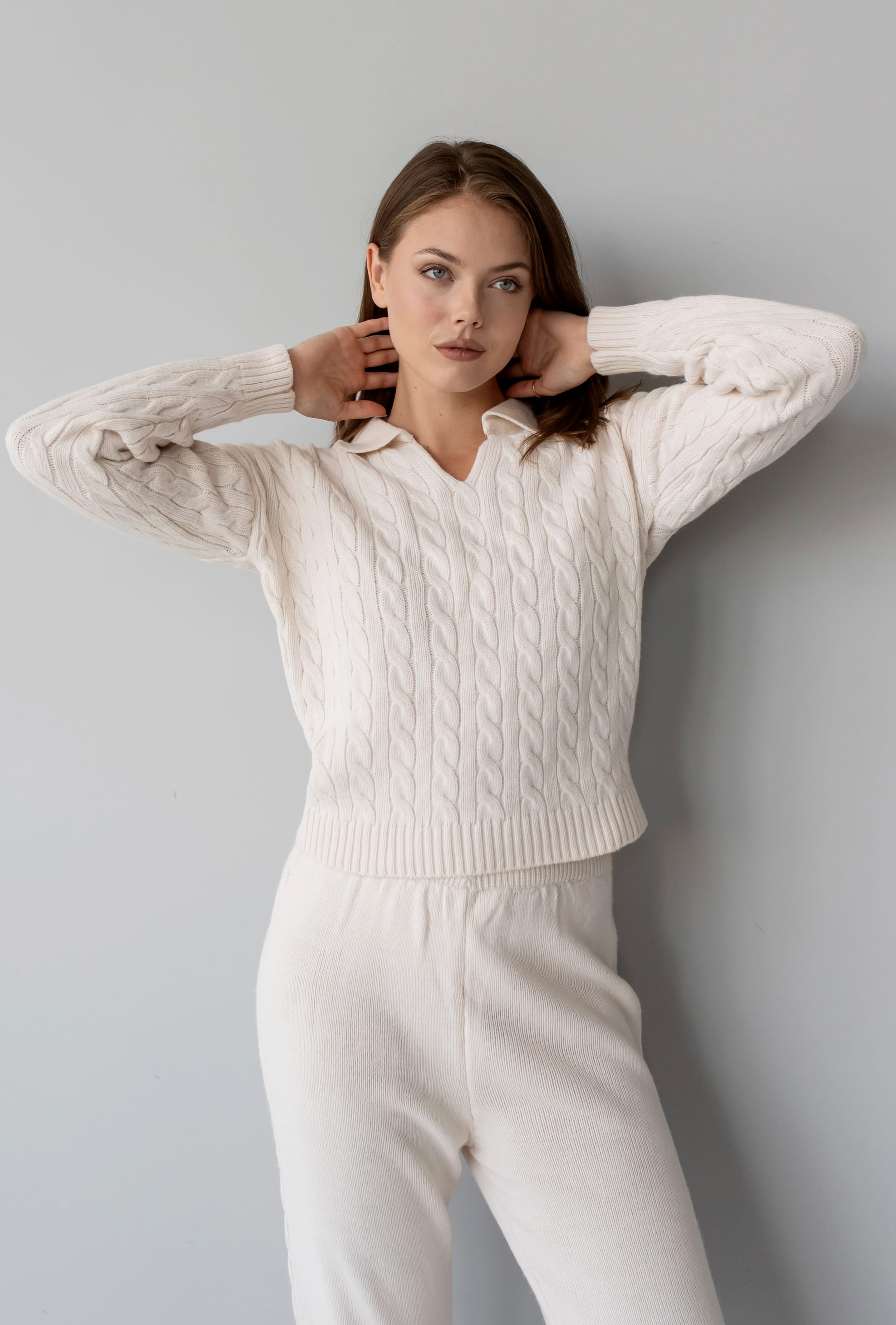 Молочний в'язаний костюм поло коса — 642070. Maritel. Зображення 3 Молочний в'язаний костюм поло коса — 642070. Maritel. Зображення 3