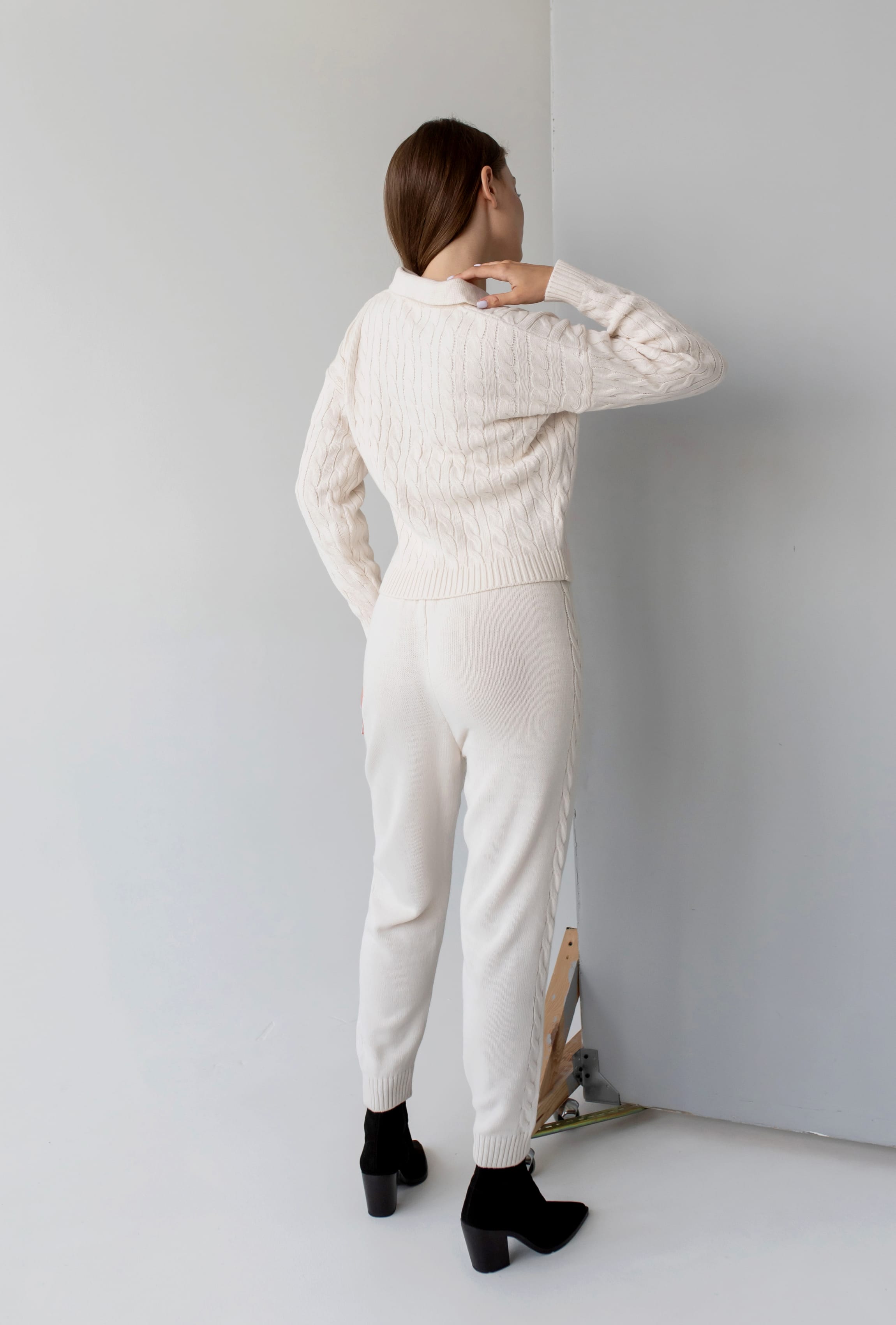 Молочний в'язаний костюм поло коса — 642070. Maritel. Зображення 1 Молочний в'язаний костюм поло коса — 642070. Maritel. Зображення 1