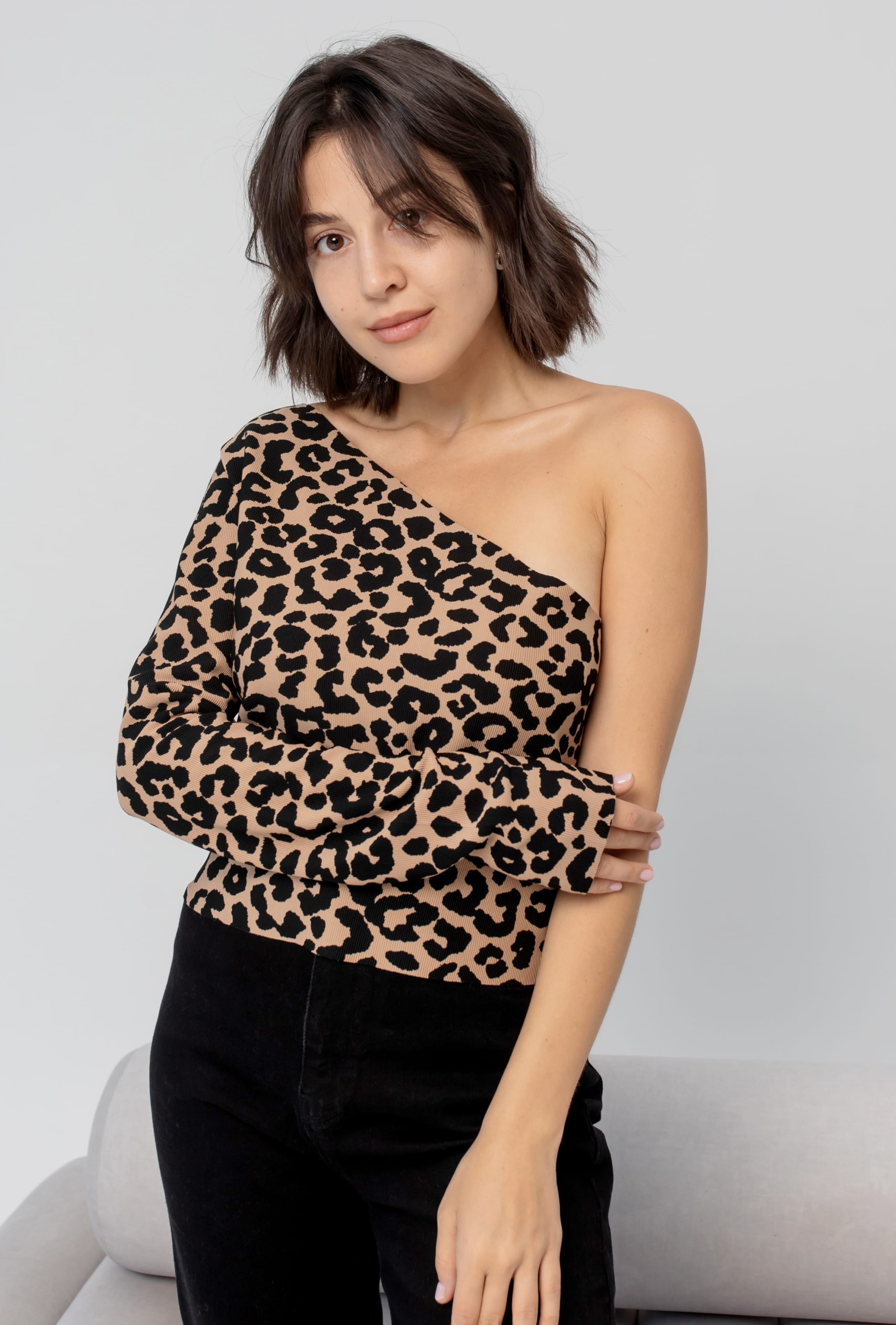 Коричневая кофта леопард на одно плечо — 549348. Maritel. Изображенние 4 Коричневая кофта леопард на одно плечо — 549348. Maritel. Изображенние 4