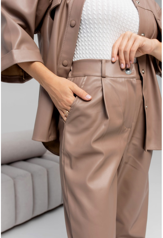 Бежевый костюм с экокожи — 363584. Maritel. Изображенние 4 Бежевый костюм с экокожи — 363584. Maritel. Изображенние 4