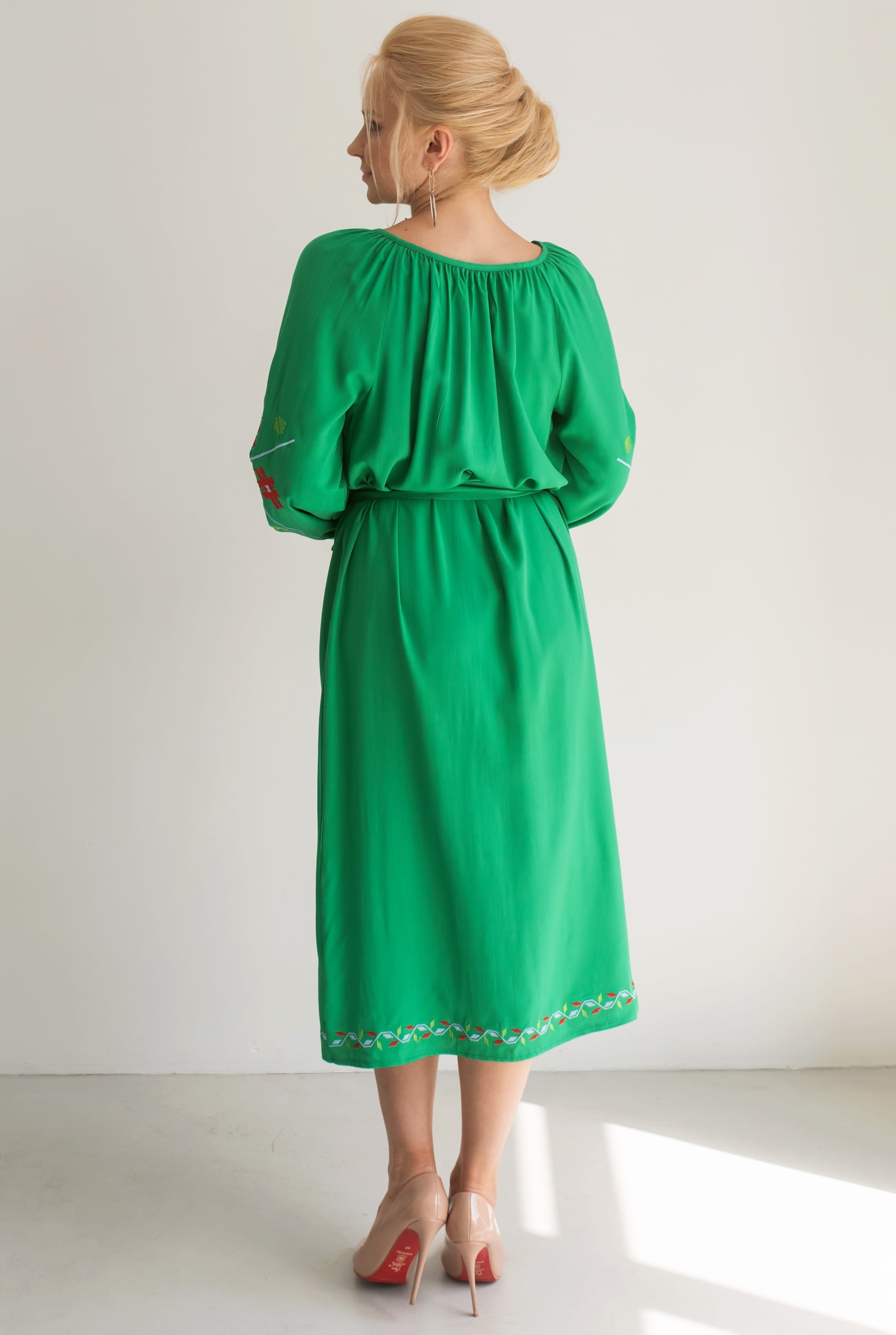 Зеленое платье Украина с вышивкой —  554231. Maritel. Изображенние 1 Зеленое платье Украина с вышивкой —  554231. Maritel. Изображенние 1