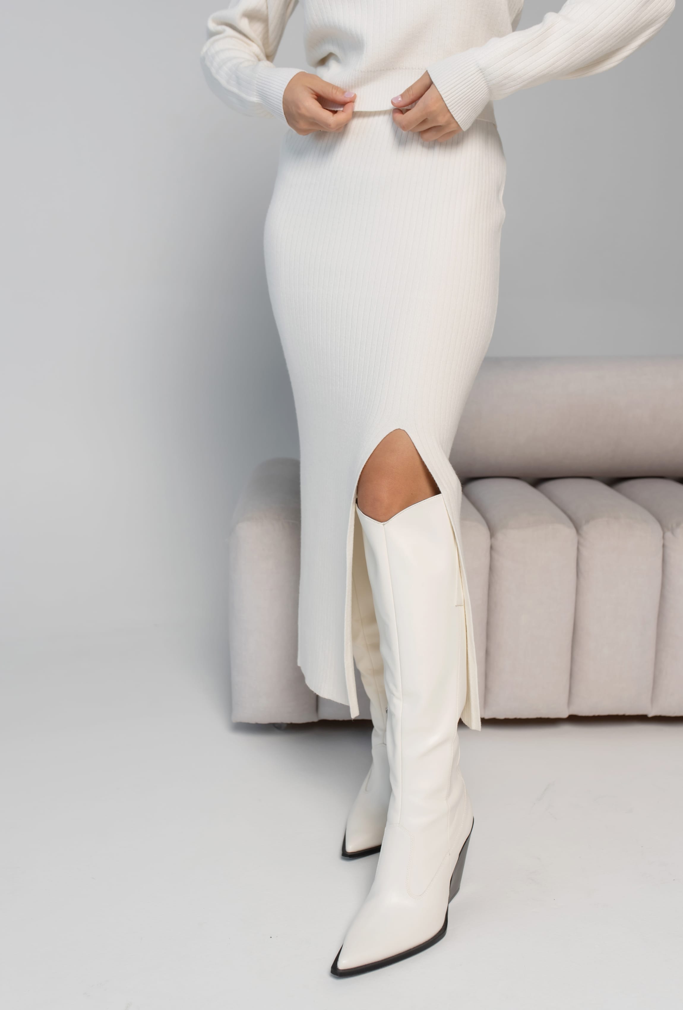 Молочный вязаный костюм с юбкой миди —  787255. Maritel. Изображенние 4