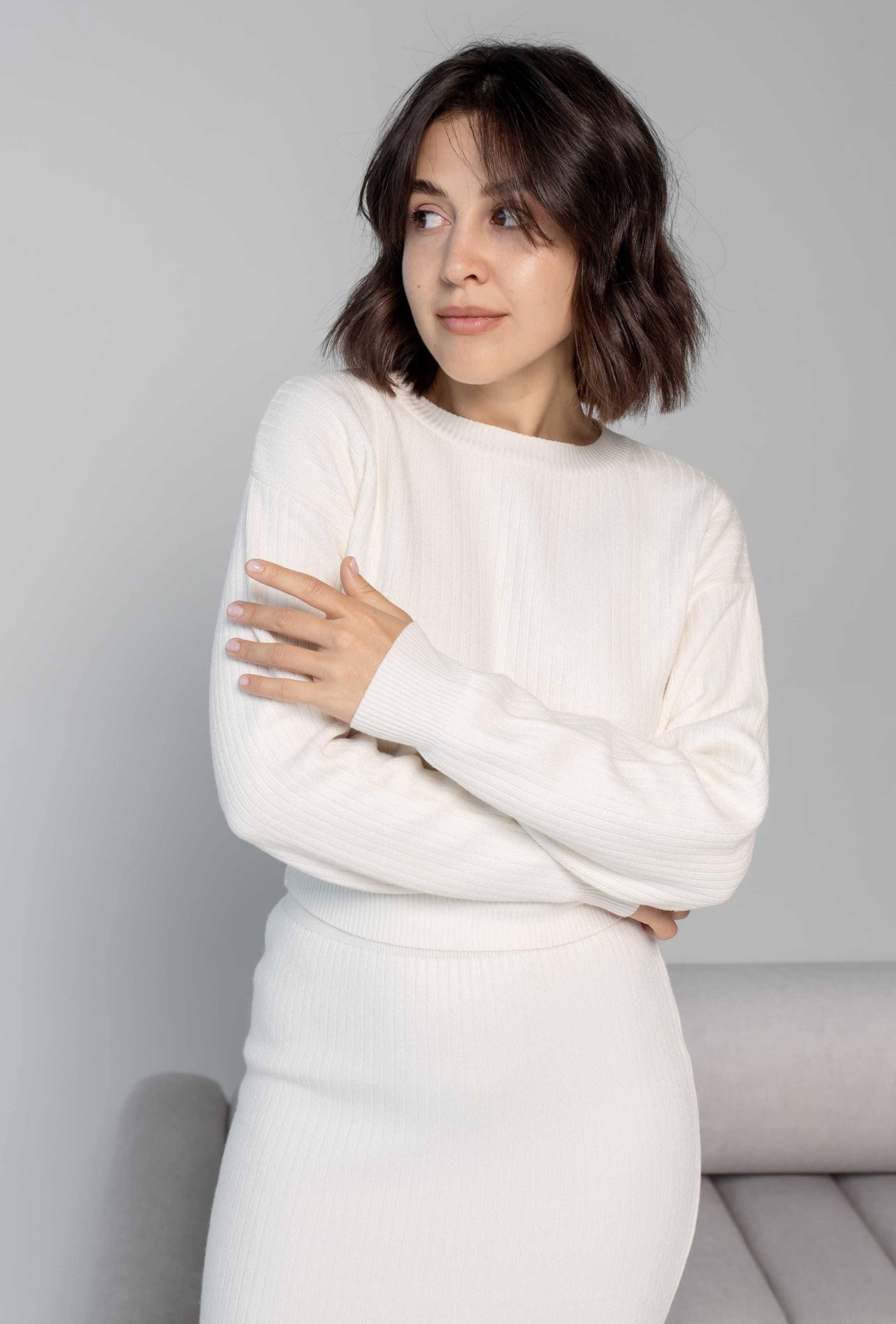 Молочный вязаный костюм с юбкой миди —  787255. Maritel. Изображенние 5