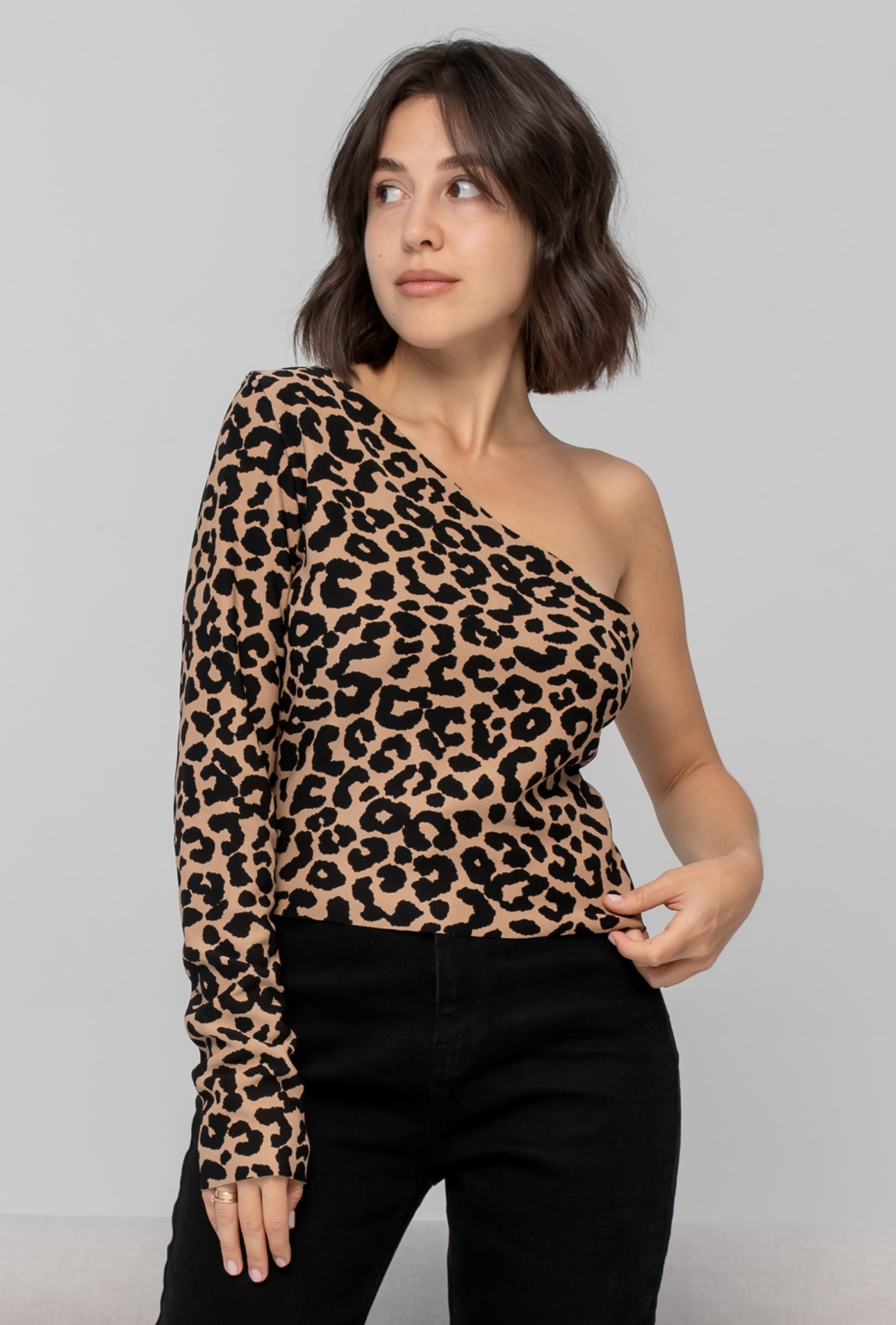 Коричневая кофта леопард на одно плечо — 549348. Maritel Коричневая кофта леопард на одно плечо — 549348. Maritel