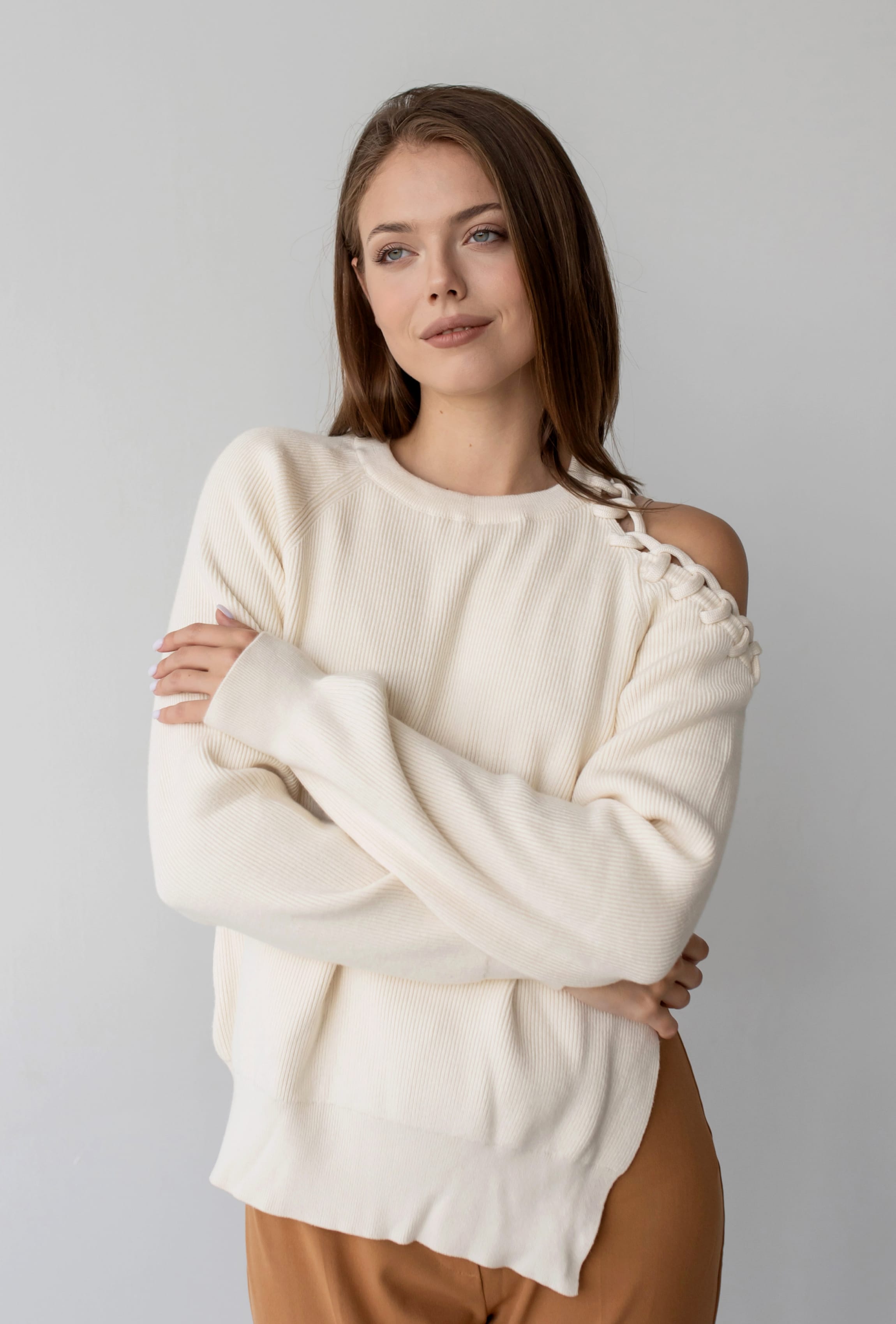 Молочний светр на одне плече — 909997. Maritel Молочний светр на одне плече — 909997. Maritel