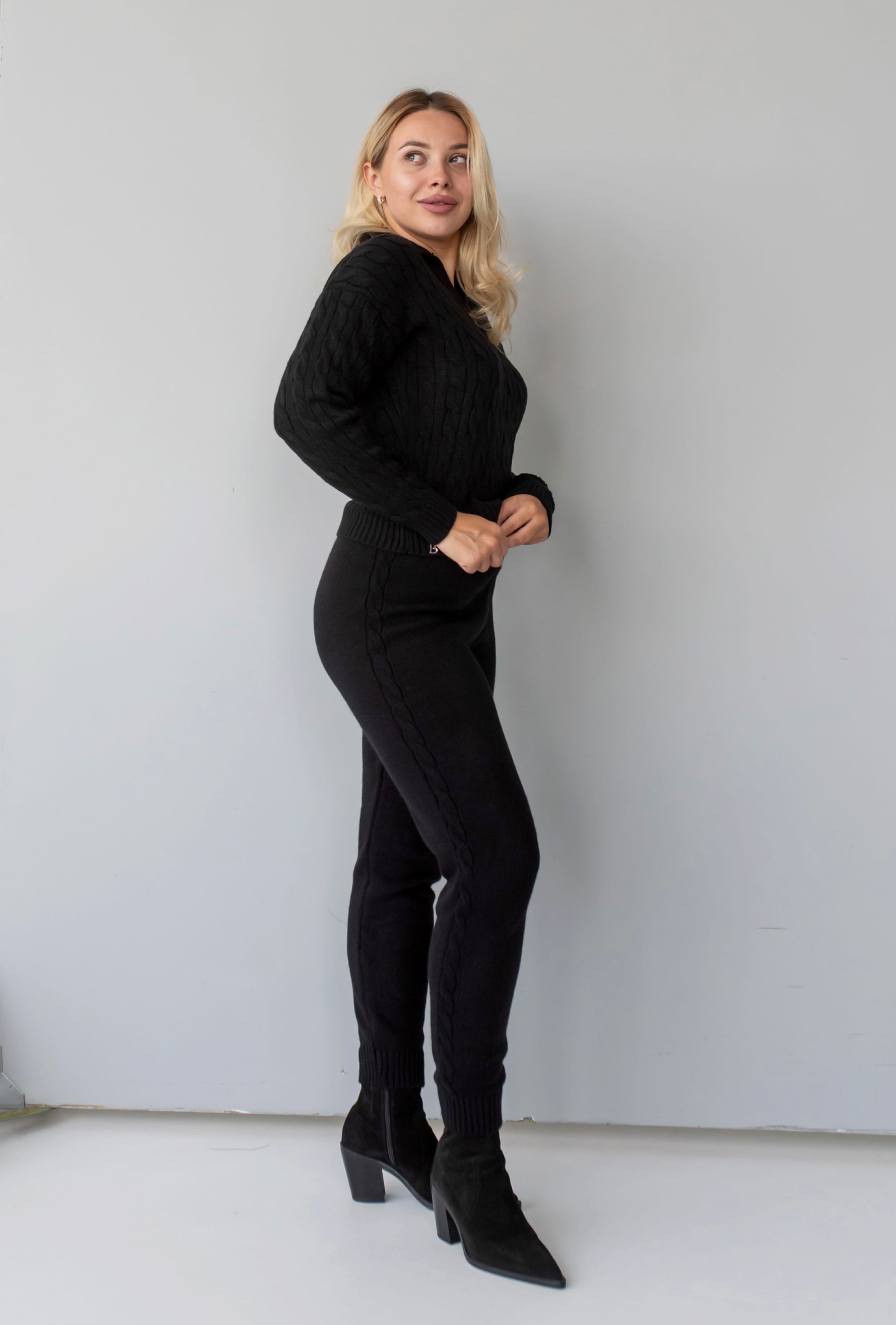 Чорний в'язаний костюм поло коса — 547280. Maritel. Зображення 1 Чорний в'язаний костюм поло коса — 547280. Maritel. Зображення 1