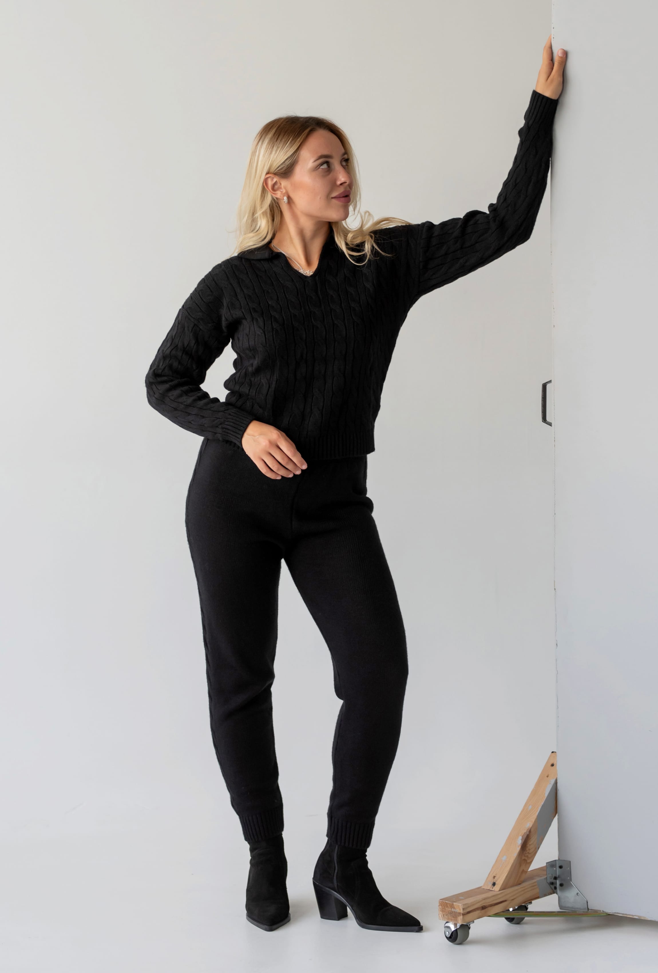 Чорний в'язаний костюм поло коса — 547280. Maritel. Зображення 4 Чорний в'язаний костюм поло коса — 547280. Maritel. Зображення 4