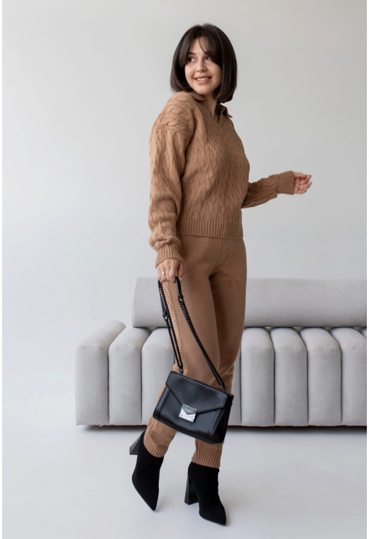 Коричневий в'язаний костюм поло коса — 769935. Maritel. Зображення 1 Коричневий в'язаний костюм поло коса — 769935. Maritel. Зображення 1