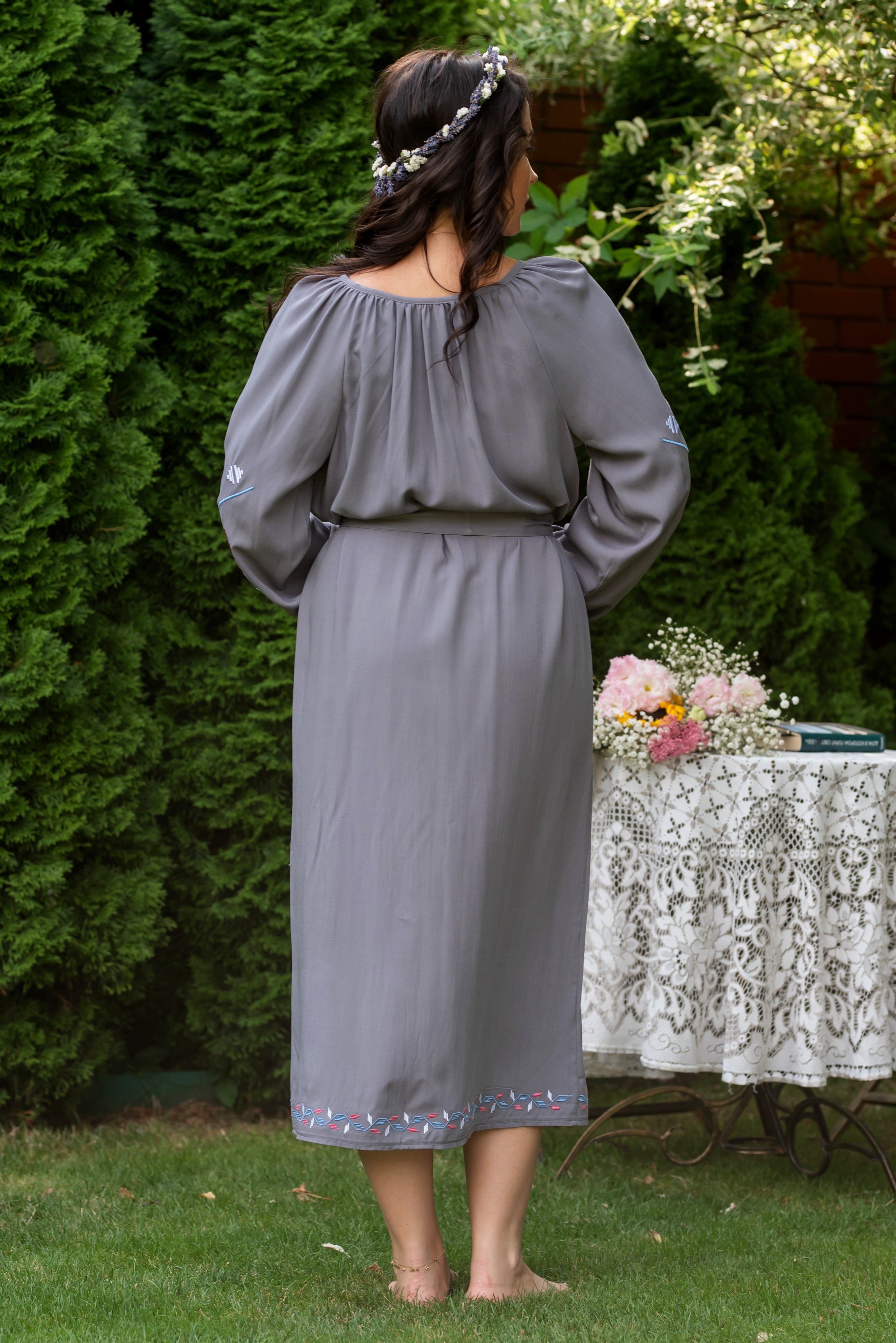 Серое платье Украина с вишивкой —  454120. Maritel. Изображенние 1 Серое платье Украина с вишивкой —  454120. Maritel. Изображенние 1