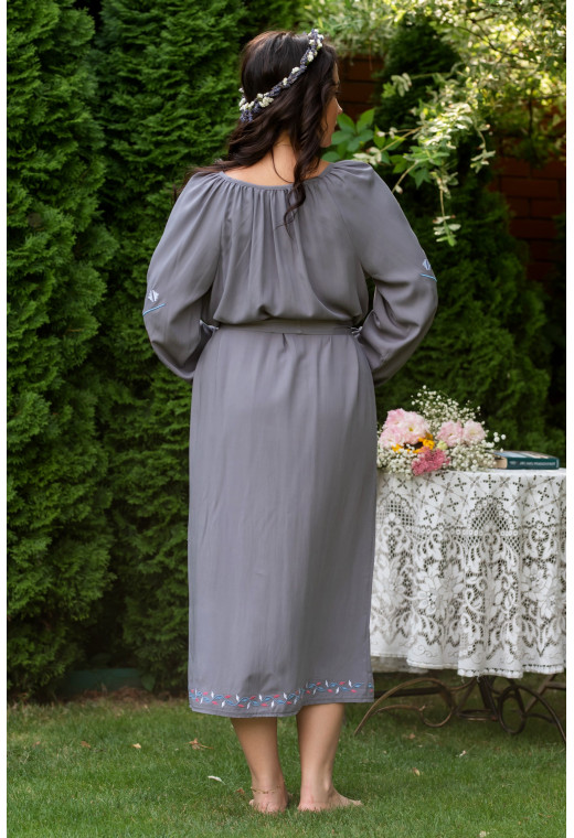 Сіра сукня Україна з вишивкою — 454120. Maritel. Зображення 1 Сіра сукня Україна з вишивкою — 454120. Maritel. Зображення 1