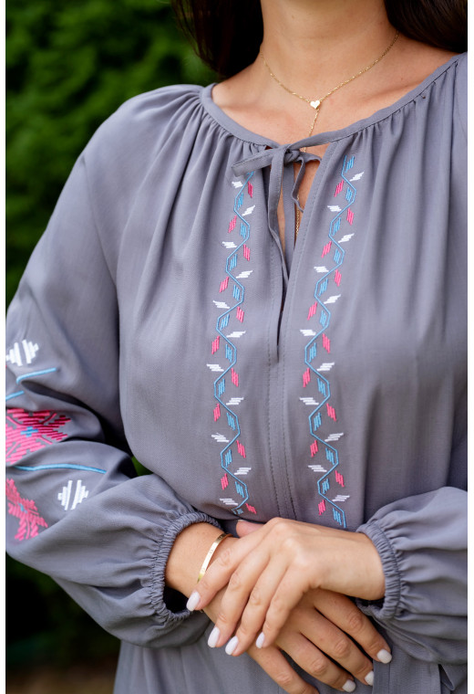 Сіра сукня Україна з вишивкою — 454120. Maritel. Зображення 2 Сіра сукня Україна з вишивкою — 454120. Maritel. Зображення 2