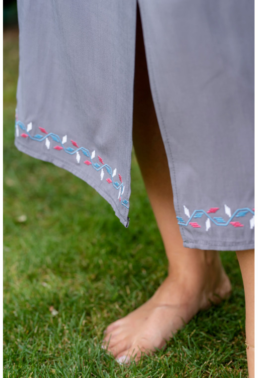 Сіра сукня Україна з вишивкою — 454120. Maritel. Зображення 3 Сіра сукня Україна з вишивкою — 454120. Maritel. Зображення 3