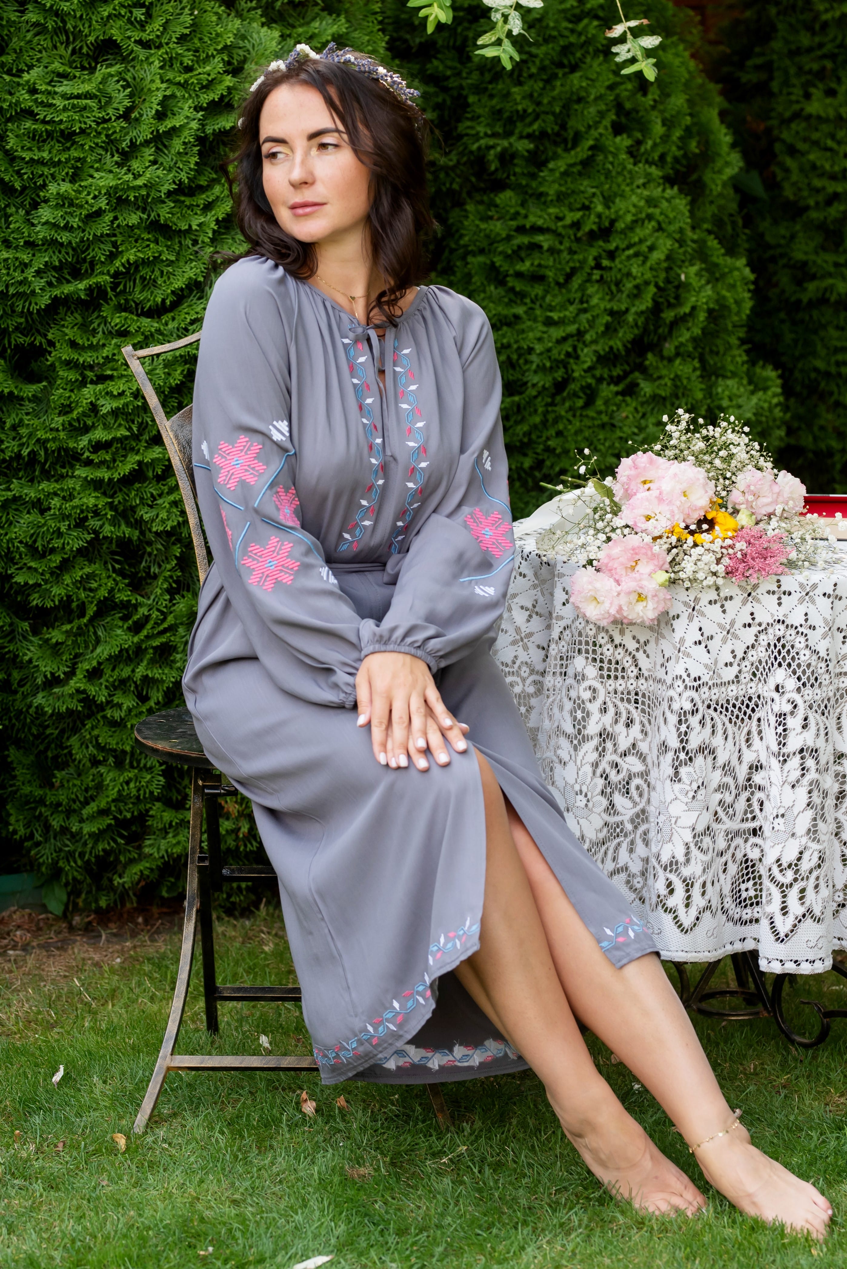 Серое платье Украина с вишивкой —  454120. Maritel. Изображенние 4 Серое платье Украина с вишивкой —  454120. Maritel. Изображенние 4