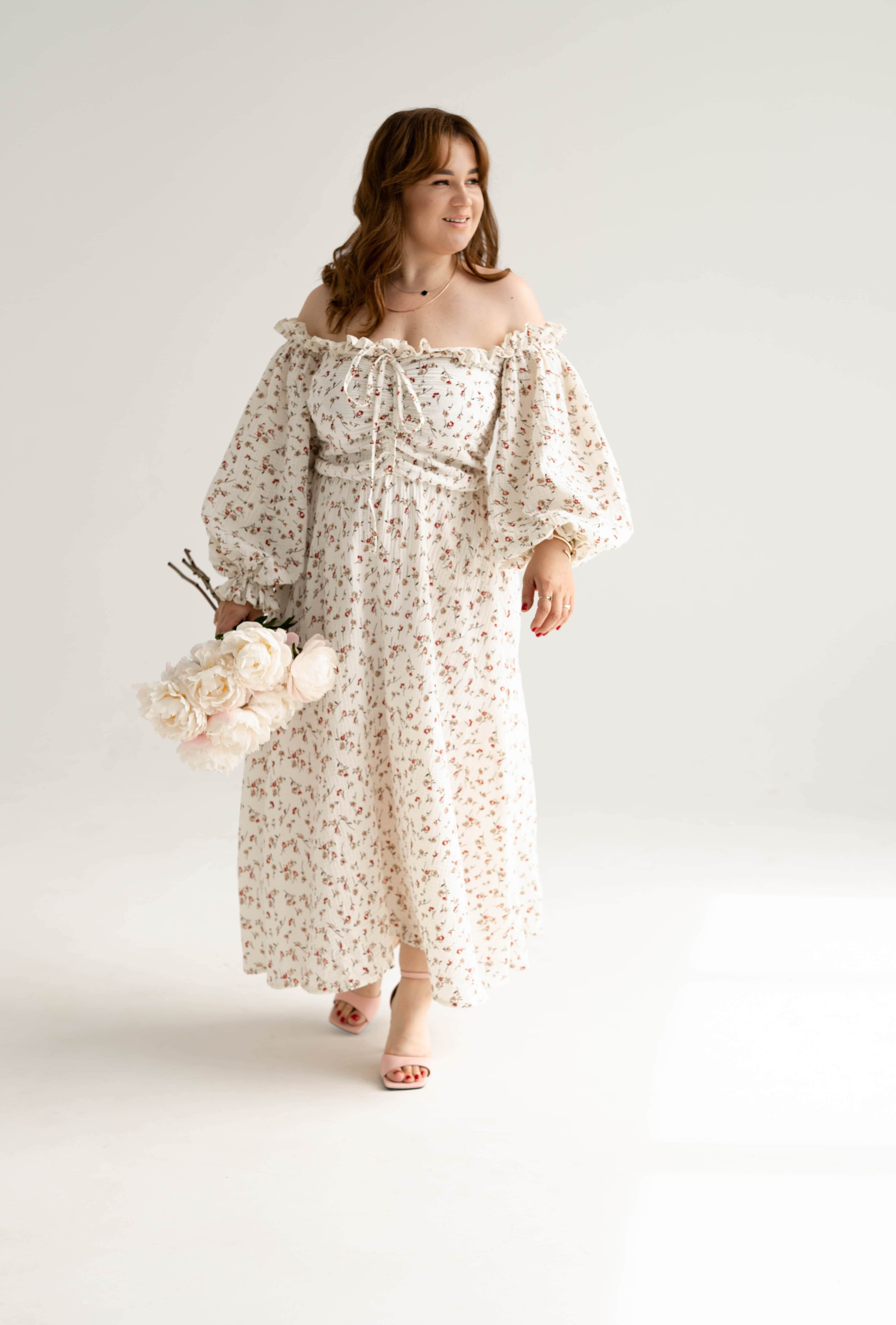 Молочное платье с открытыми плечами муслин — 290467. Maritel Молочное платье с открытыми плечами муслин — 290467. Maritel