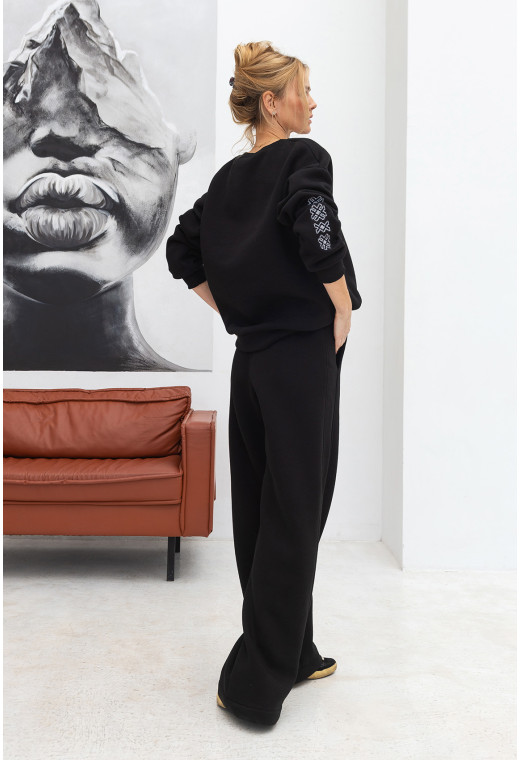 Черный костюм футер с вышивкой — 196188. Maritel. Изображенние 1 Черный костюм футер с вышивкой — 196188. Maritel. Изображенние 1