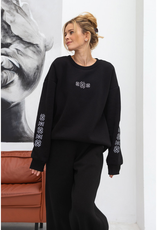 Черный костюм футер с вышивкой — 196188. Maritel. Изображенние 2 Черный костюм футер с вышивкой — 196188. Maritel. Изображенние 2