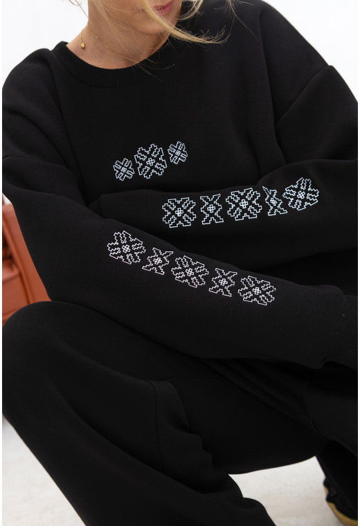 Черный костюм футер с вышивкой — 196188. Maritel. Изображенние 3 Черный костюм футер с вышивкой — 196188. Maritel. Изображенние 3