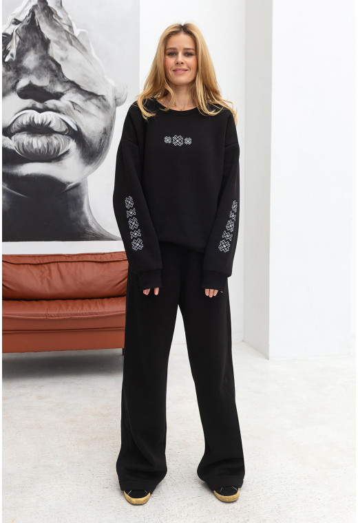 Черный костюм футер с вышивкой — 196188. Maritel. Изображенние 4 Черный костюм футер с вышивкой — 196188. Maritel. Изображенние 4