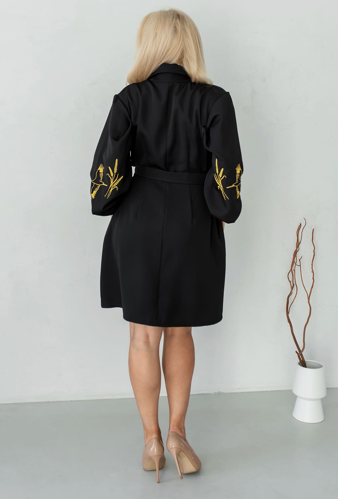 Чорна сукня з лелекою 2023 —  886835. Maritel. Зображення 2