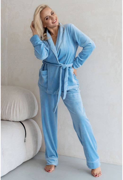 Голубой велюровый костюм шаль с карманами — 947451. Maritel. Изображенние 1 Голубой велюровый костюм шаль с карманами — 947451. Maritel. Изображенние 1