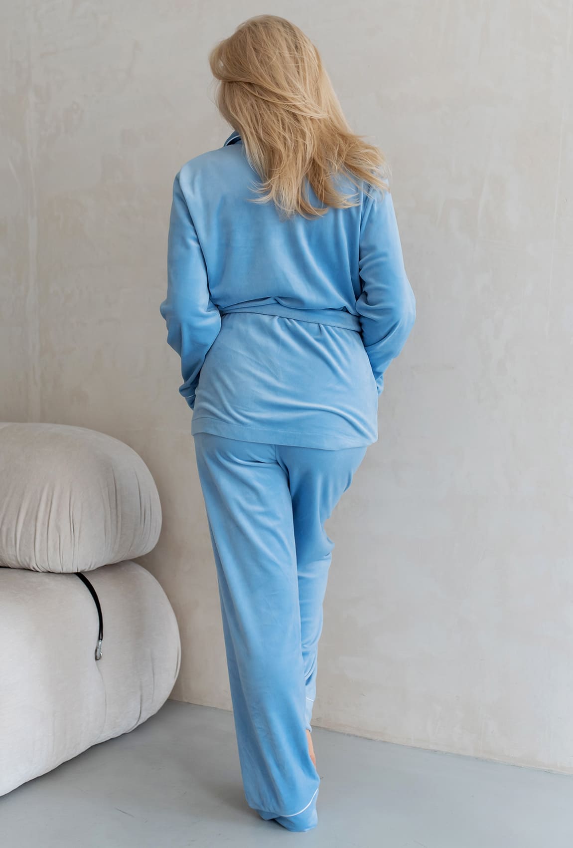 Голубой велюровый костюм шаль с карманами — 947451. Maritel. Изображенние 2 Голубой велюровый костюм шаль с карманами — 947451. Maritel. Изображенние 2