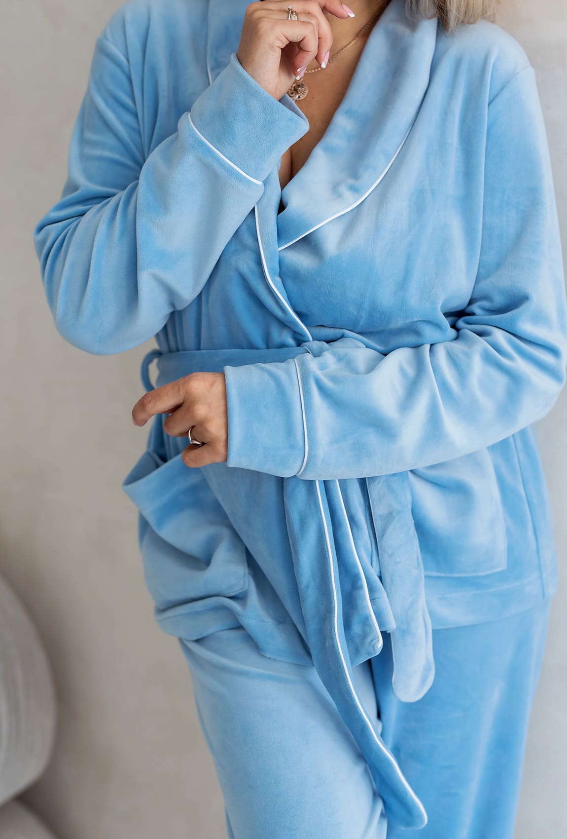 Голубой велюровый костюм шаль с карманами — 947451. Maritel. Изображенние 3 Голубой велюровый костюм шаль с карманами — 947451. Maritel. Изображенние 3