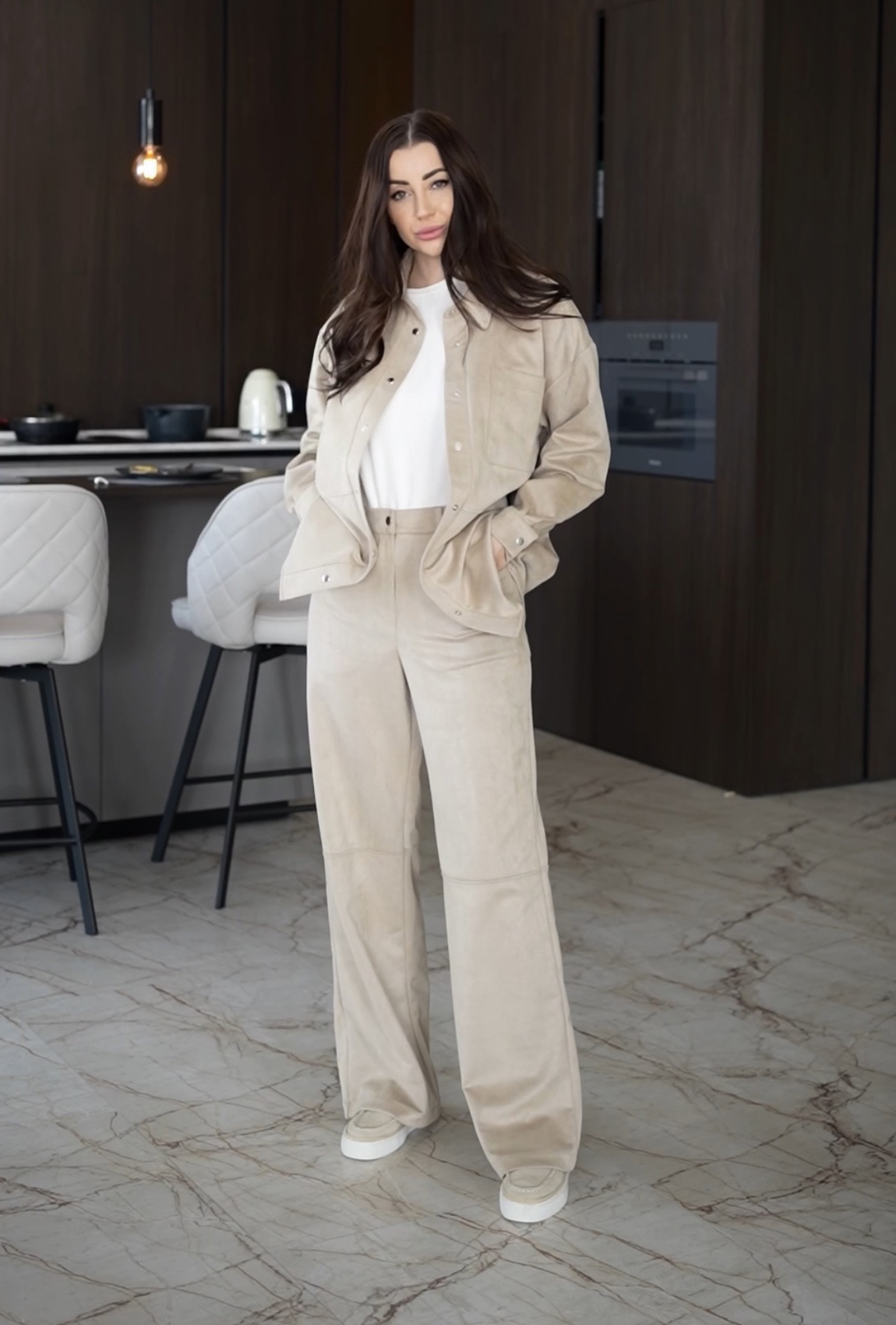 Бежевый замшевый костюм —  634431. Maritel