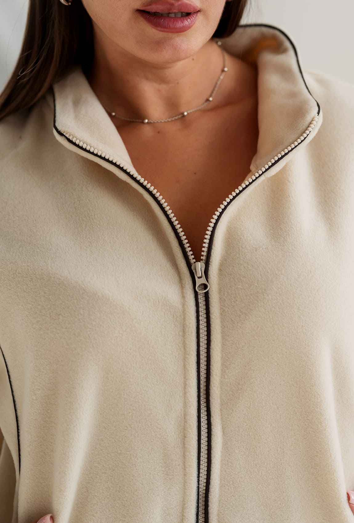 Бежевый костюм флис с кантом — 276027. Maritel. Изображенние 2 Бежевый костюм флис с кантом — 276027. Maritel. Изображенние 2