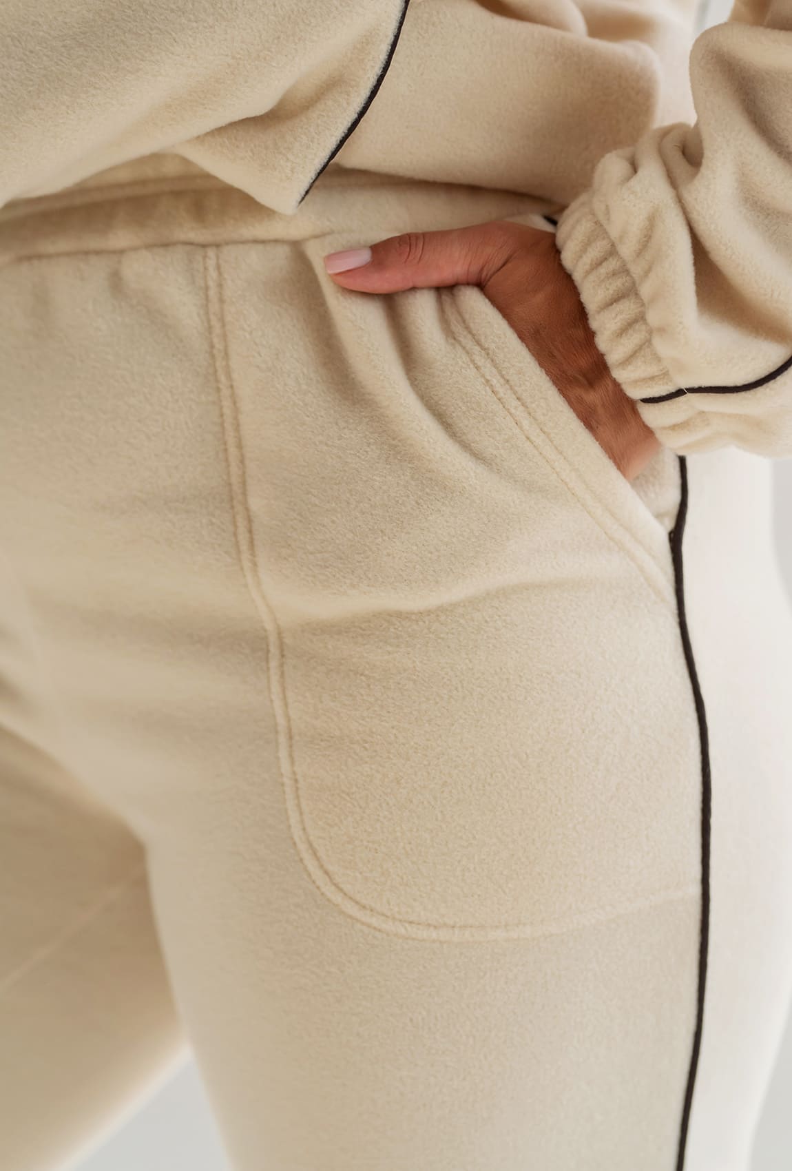 Бежевый костюм флис с кантом — 276027. Maritel. Изображенние 4 Бежевый костюм флис с кантом — 276027. Maritel. Изображенние 4