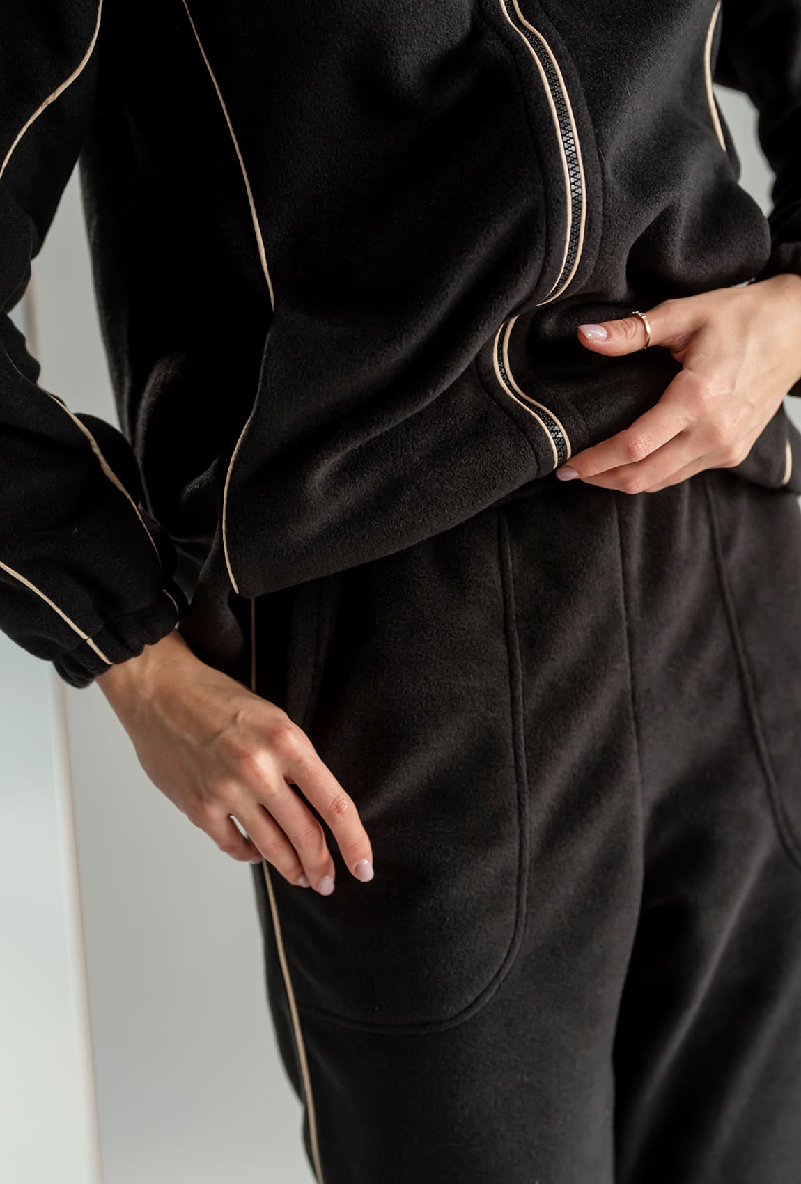 Черный костюм флис с кантом —  388615. Maritel. Изображенние 2