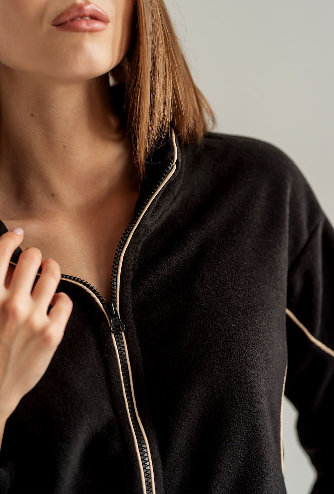 Черный костюм флис с кантом —  388615. Maritel. Изображенние 3