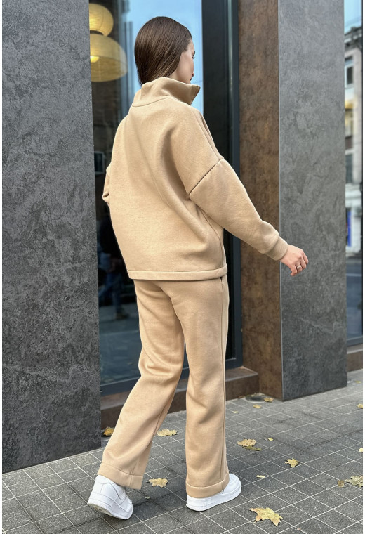 Бежевый костюм футер с молнией — 452795. Maritel. Изображенние 1 Бежевый костюм футер с молнией — 452795. Maritel. Изображенние 1