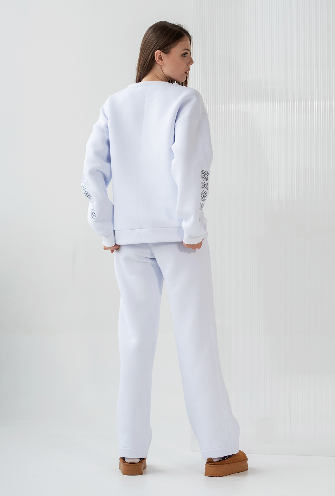 Костюм футер с вышивкой молоко —  719984. Maritel. Изображенние 2