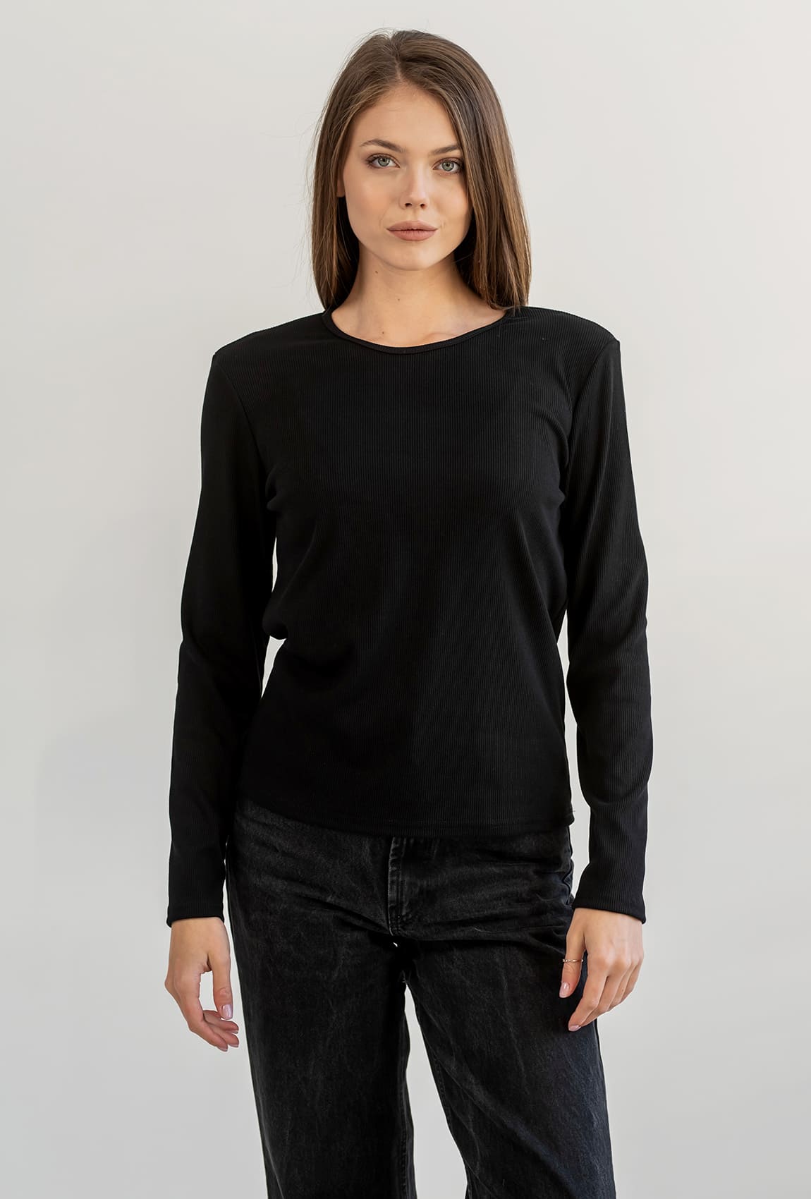 Черный лонгслив в рубчик —  168797. Maritel