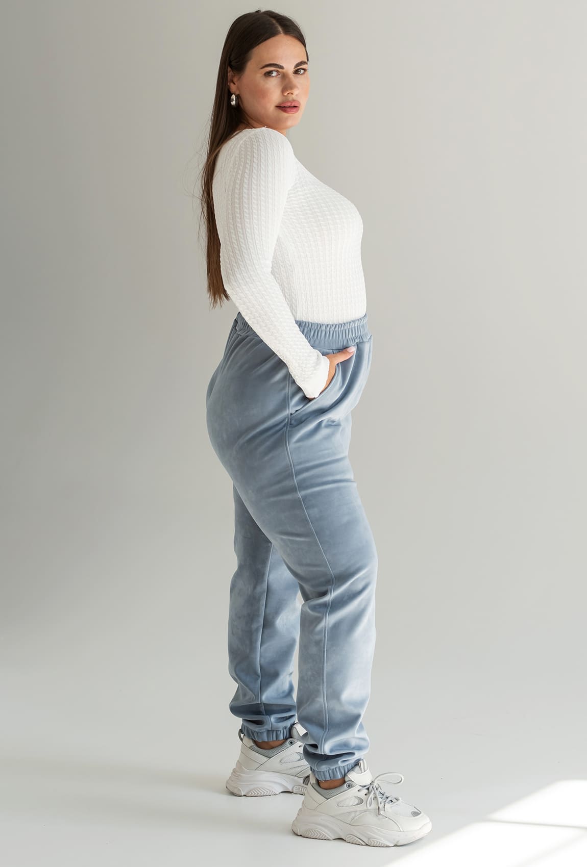 Штаны джогеры в цвете джинс —  823121. Maritel. Изображенние 1 Штаны джогеры в цвете джинс —  823121. Maritel. Изображенние 1