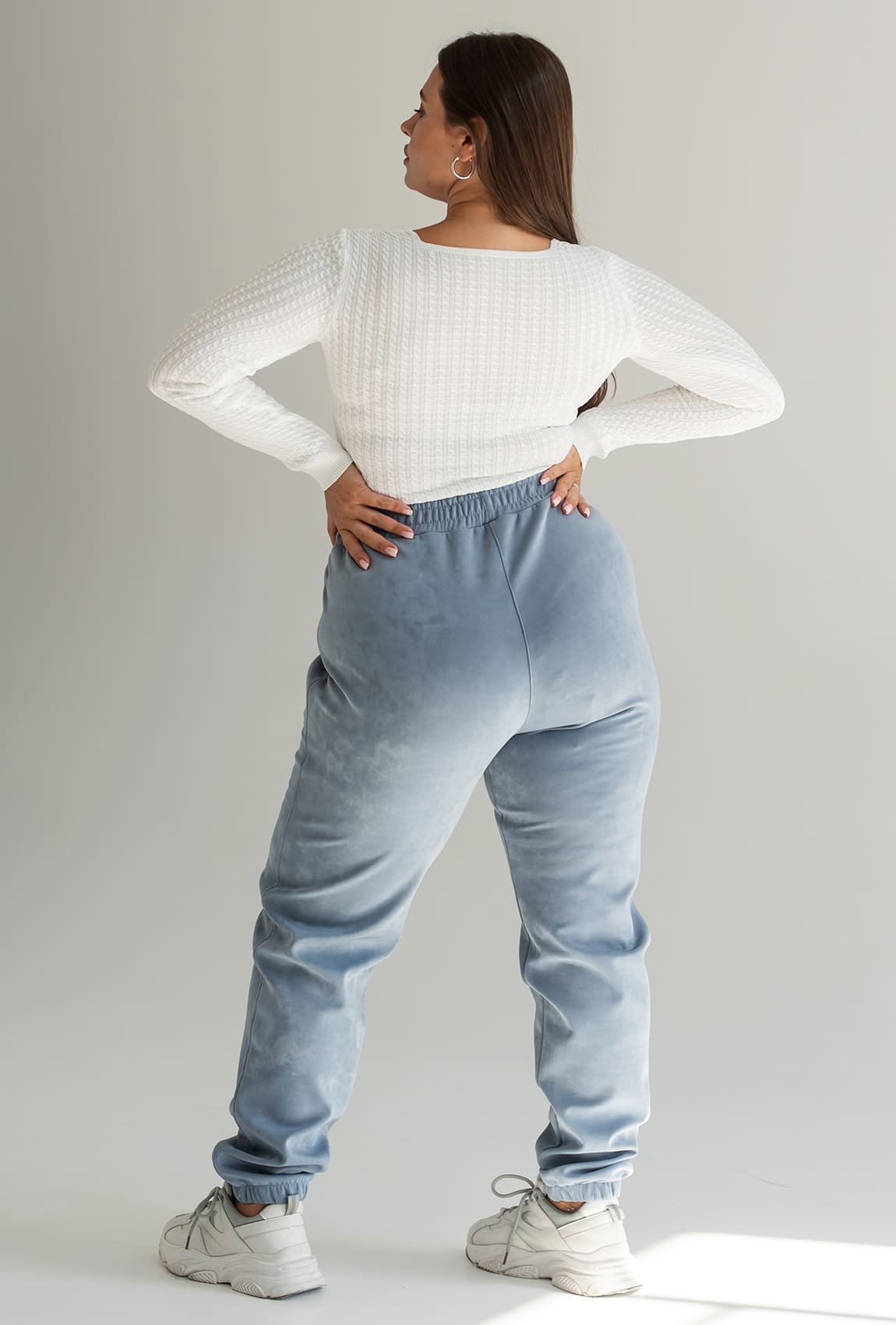 Штаны джогеры в цвете джинс —  823121. Maritel. Изображенние 2 Штаны джогеры в цвете джинс —  823121. Maritel. Изображенние 2