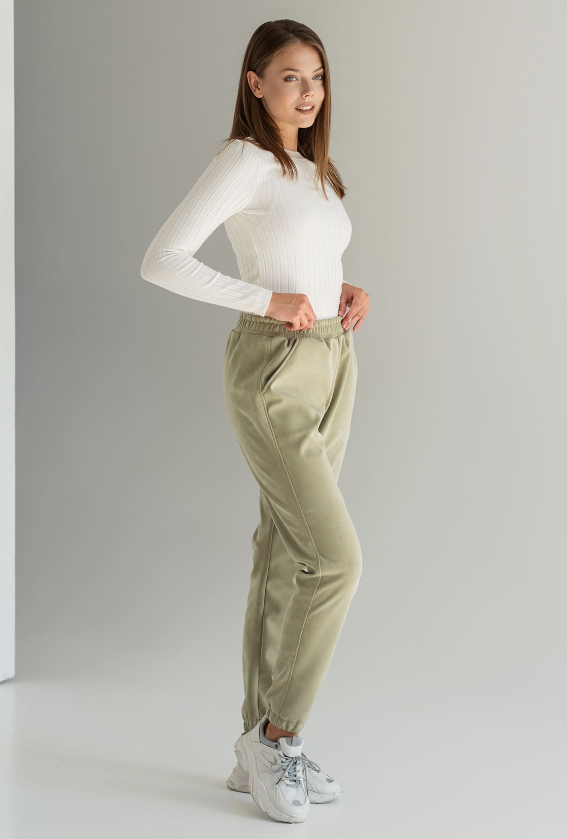 Оливковые штаны джогеры —  401932. Maritel. Изображенние 1 Оливковые штаны джогеры —  401932. Maritel. Изображенние 1
