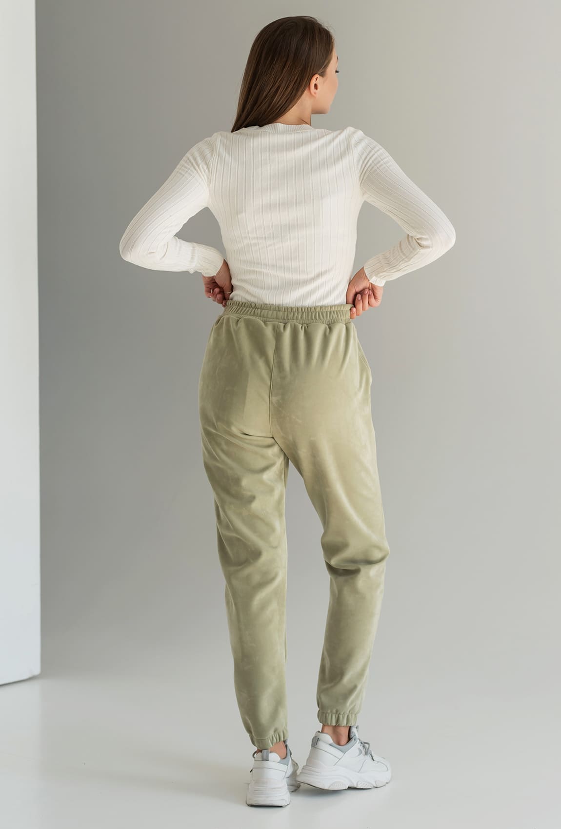 Оливковые штаны джогеры —  401932. Maritel. Изображенние 2 Оливковые штаны джогеры —  401932. Maritel. Изображенние 2