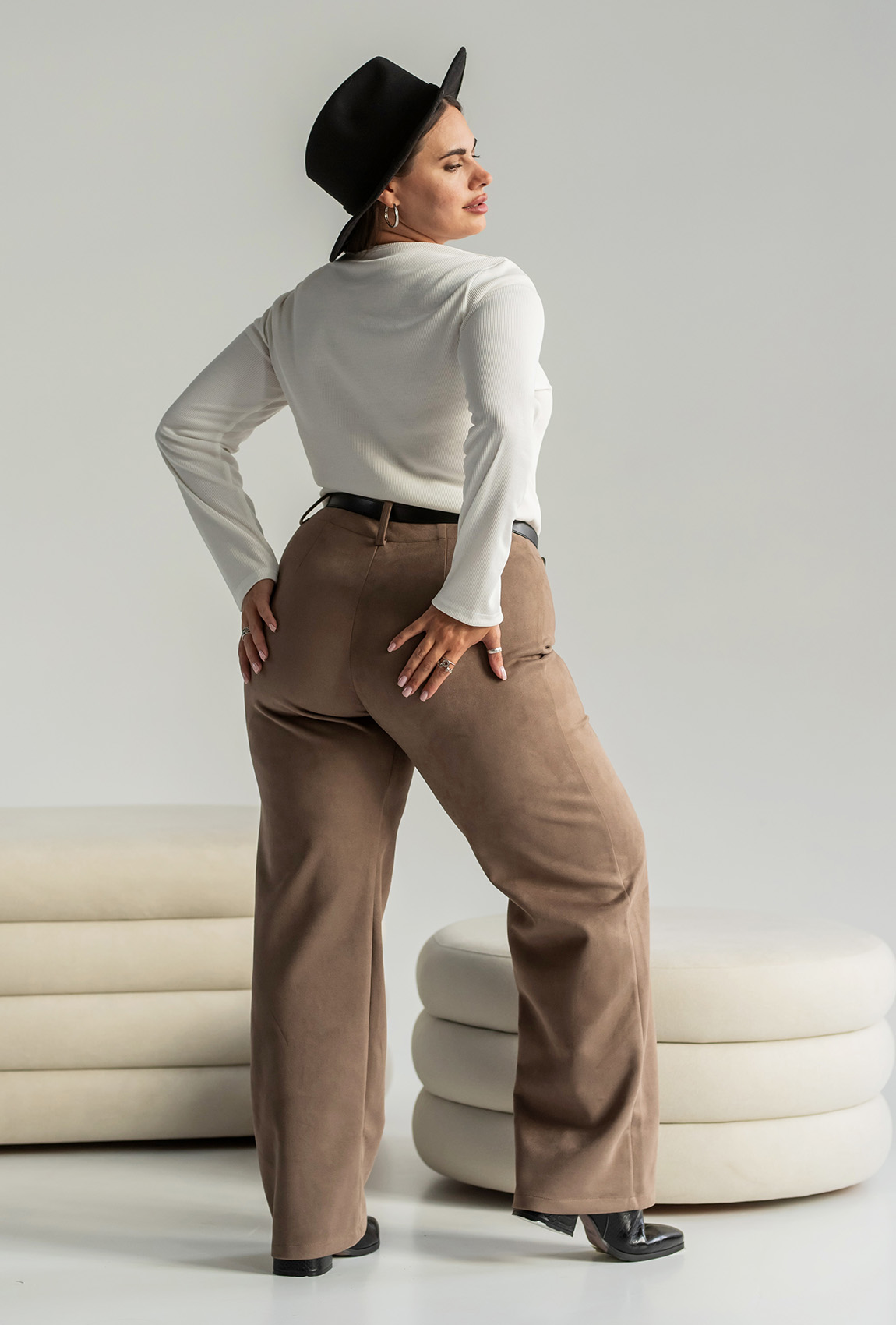 Бежеві замшеві штани — 732578. Maritel. Зображення 1 Бежеві замшеві штани — 732578. Maritel. Зображення 1