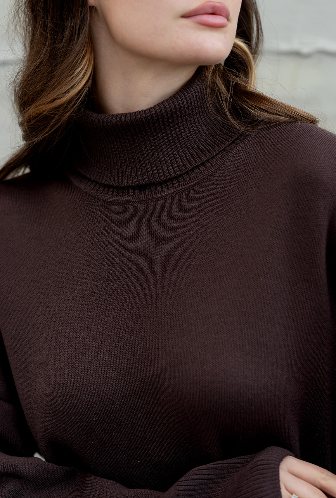 Шоколадное платье вязка миди —  978497. Maritel. Изображенние 3