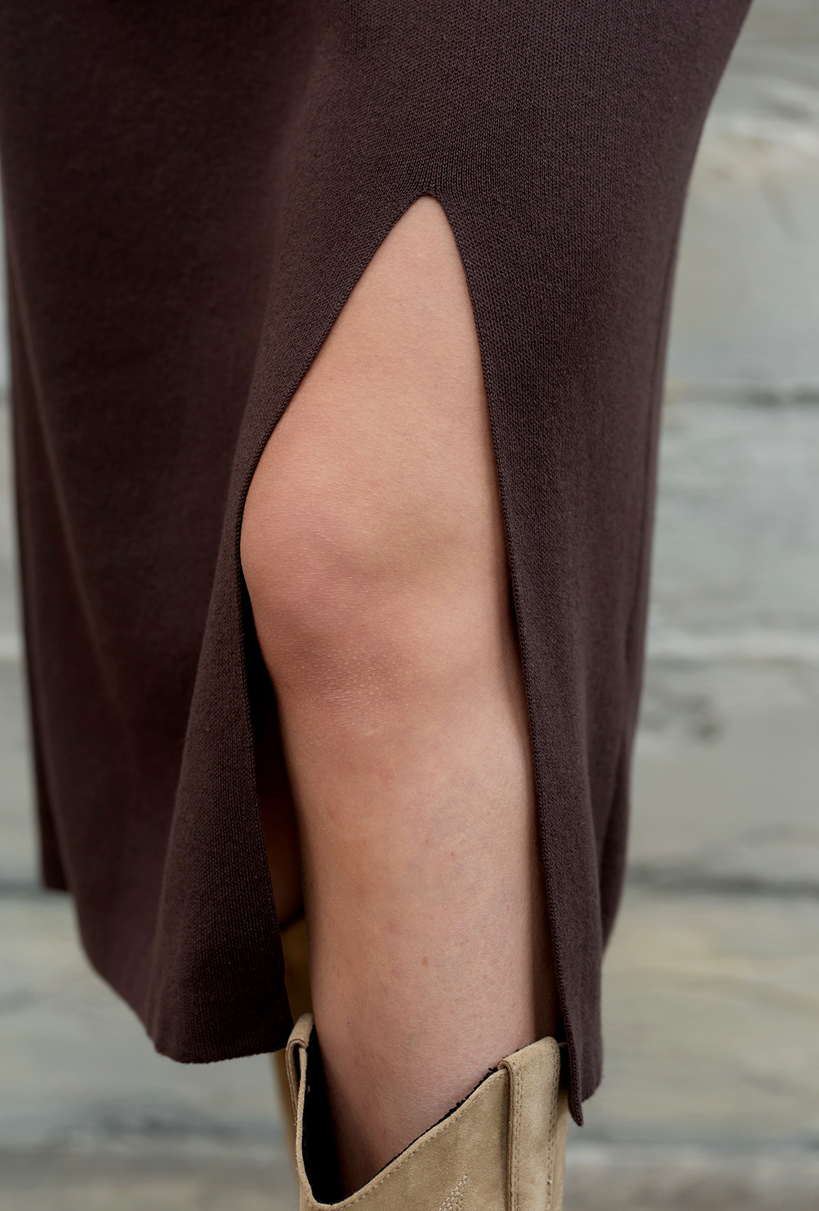 Шоколадное платье вязка миди —  978497. Maritel. Изображенние 4