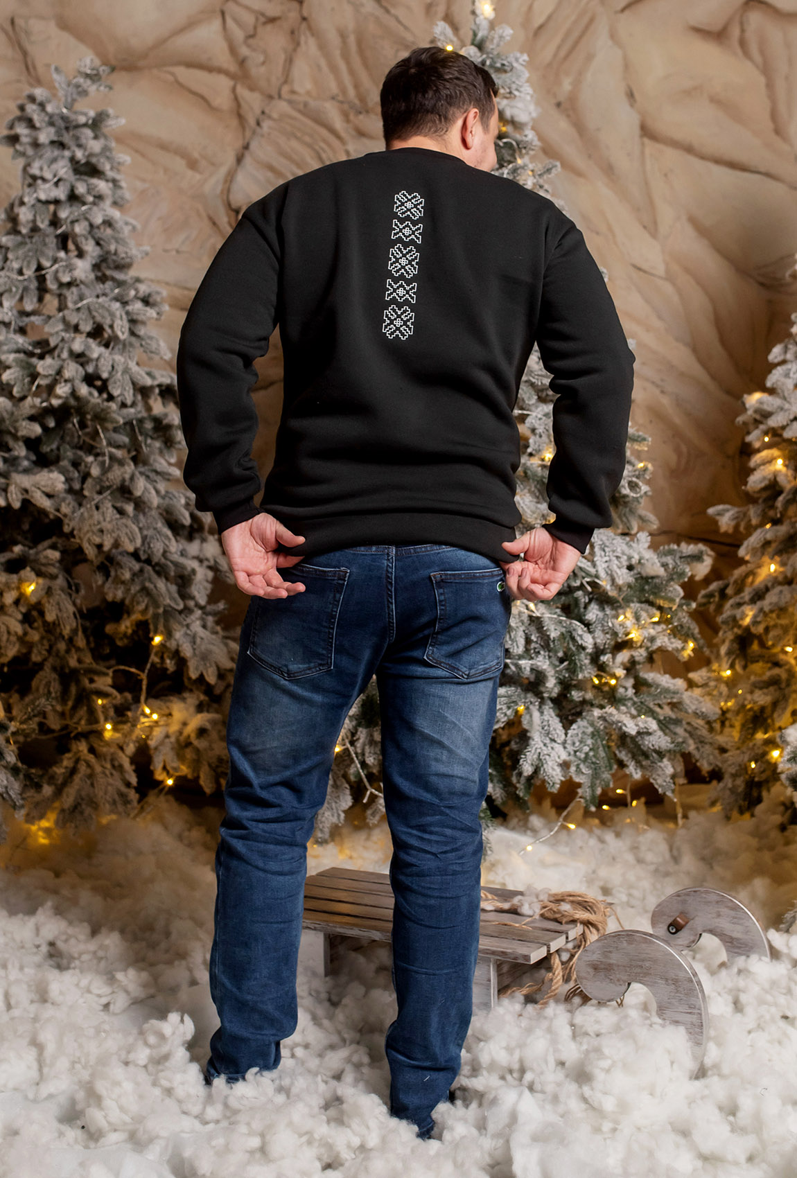 Черный мужской свитшот с вышивкой —  706502. Maritel. Изображенние 1