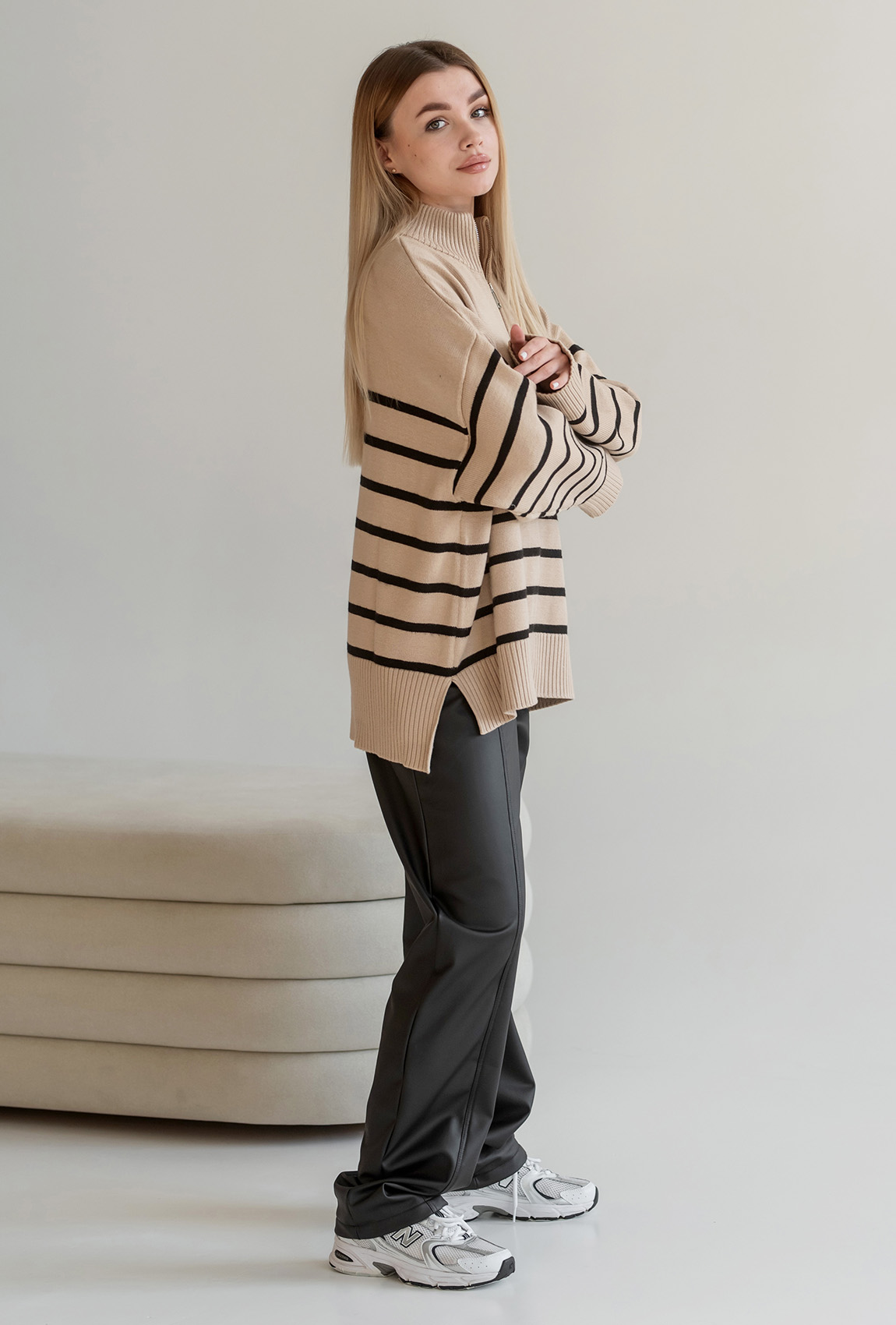 Бежевый свитер на молнии в полоску —  673893. Maritel. Изображенние 1