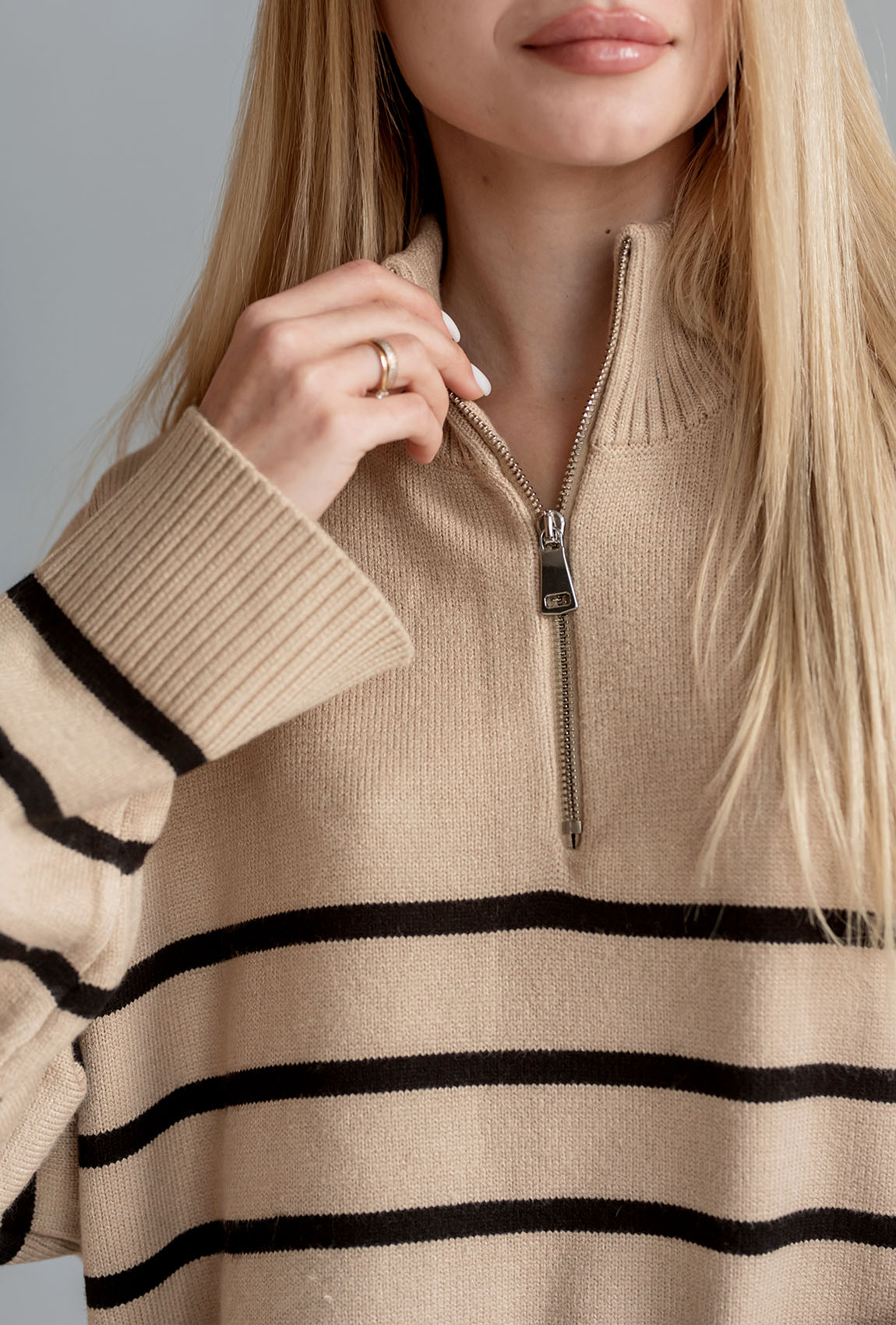 Бежевый свитер на молнии в полоску —  673893. Maritel. Изображенние 3