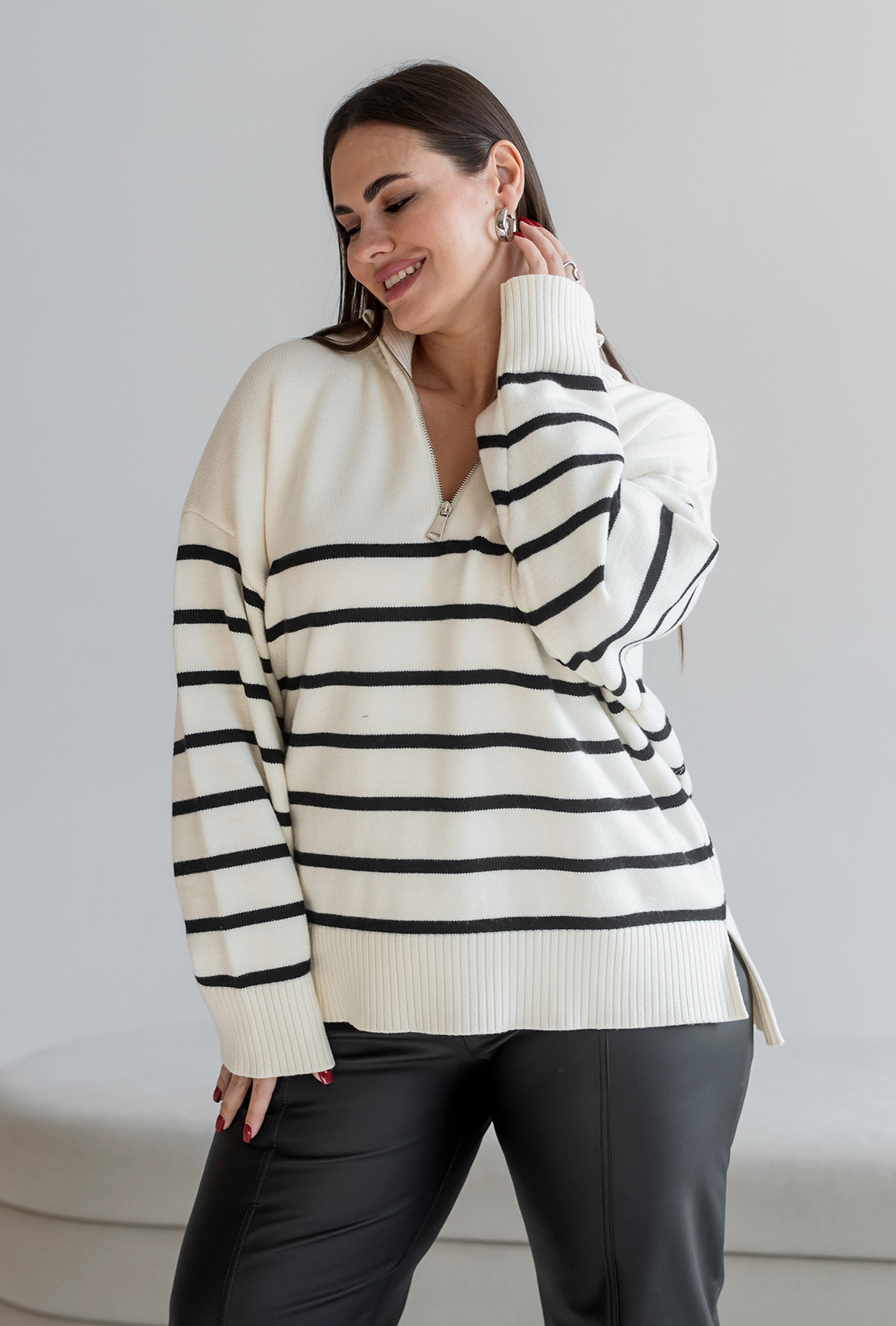 Білий светр на блискавці у смужку — 230148. Maritel Білий светр на блискавці у смужку — 230148. Maritel