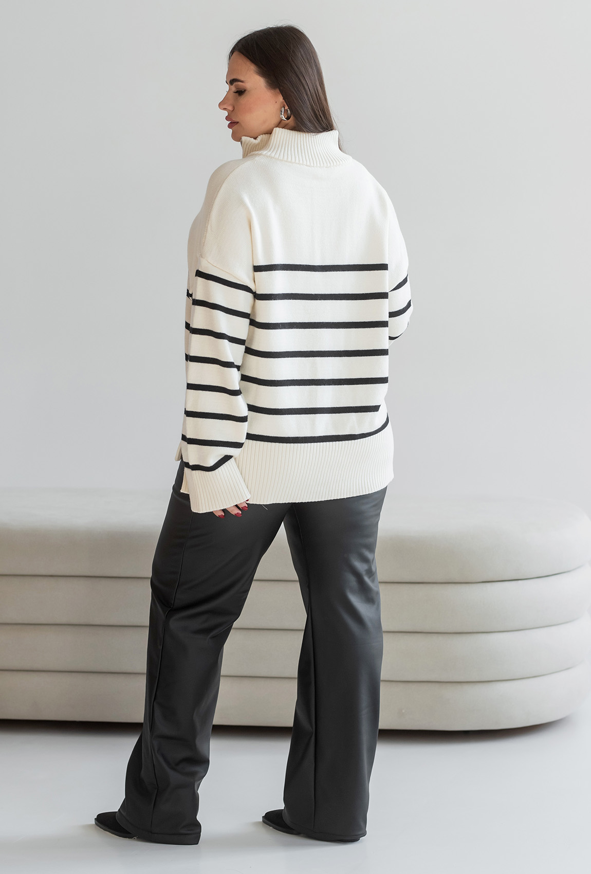 Білий светр на блискавці у смужку — 230148. Maritel. Зображення 2 Білий светр на блискавці у смужку — 230148. Maritel. Зображення 2