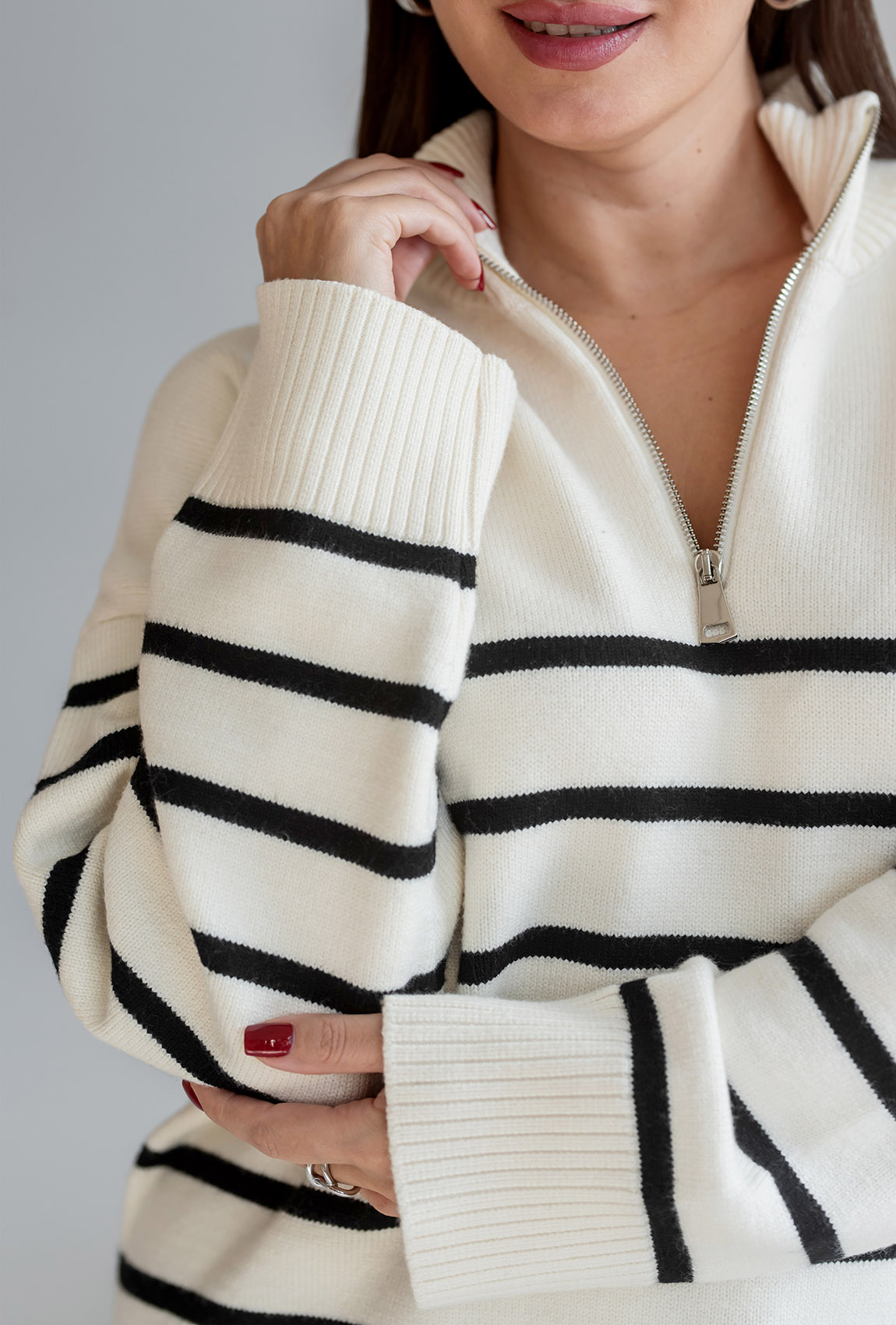 Білий светр на блискавці у смужку — 230148. Maritel. Зображення 3 Білий светр на блискавці у смужку — 230148. Maritel. Зображення 3