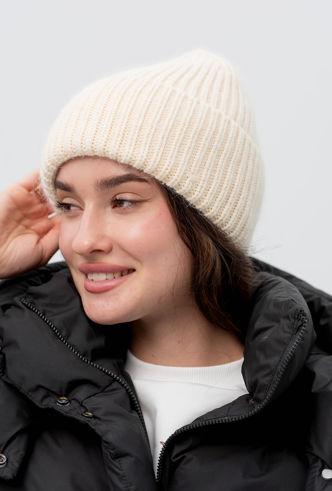 Бежевая вязаная шапка — 587745. Maritel. Изображенние 1 Бежевая вязаная шапка — 587745. Maritel. Изображенние 1