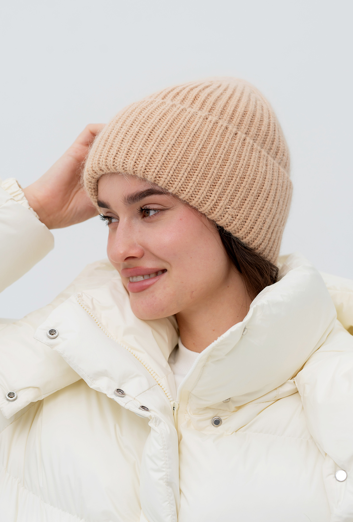 Темно-бежевая вязаная шапка —  854944. Maritel